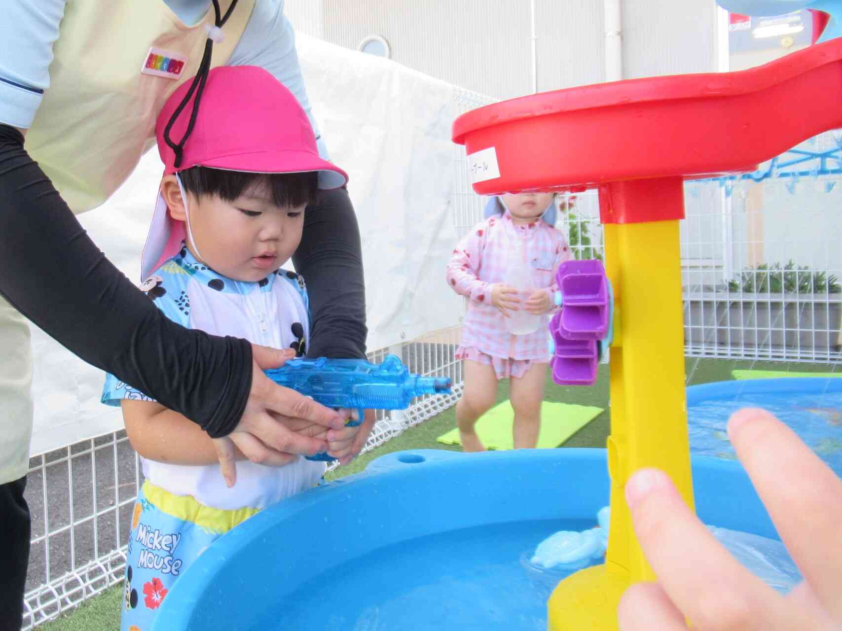 ぴゅーーー！初めての水鉄砲☆