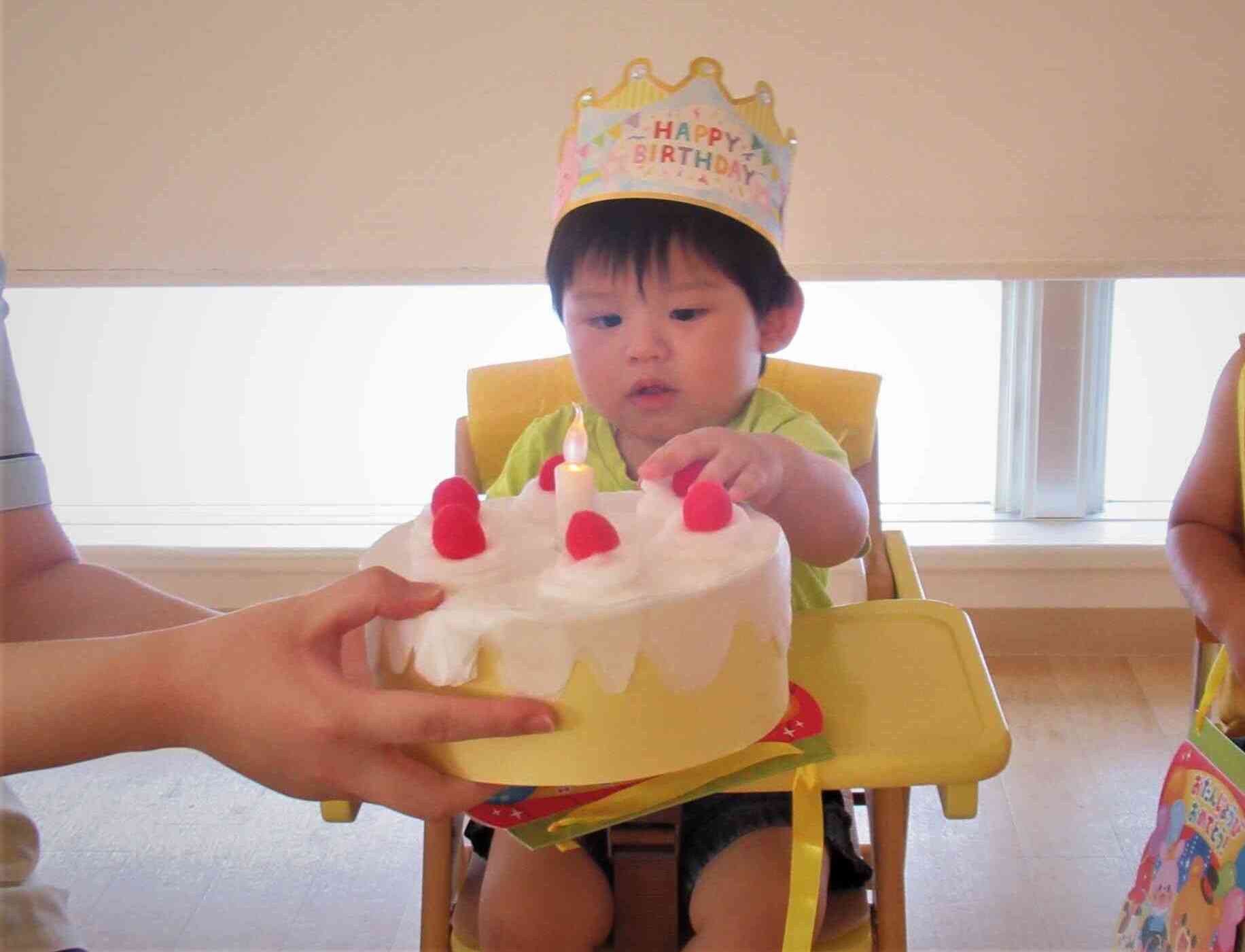 ケーキに興味津々！！