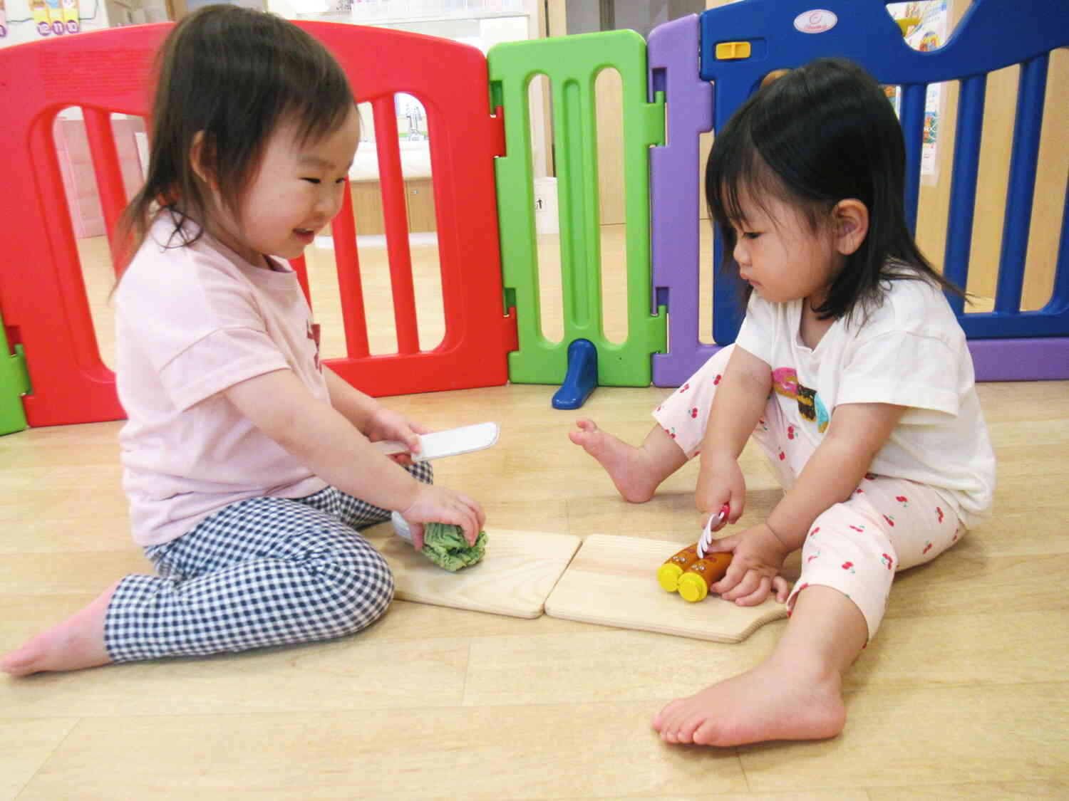 お友だちと一緒に♪何を作っているのかな？