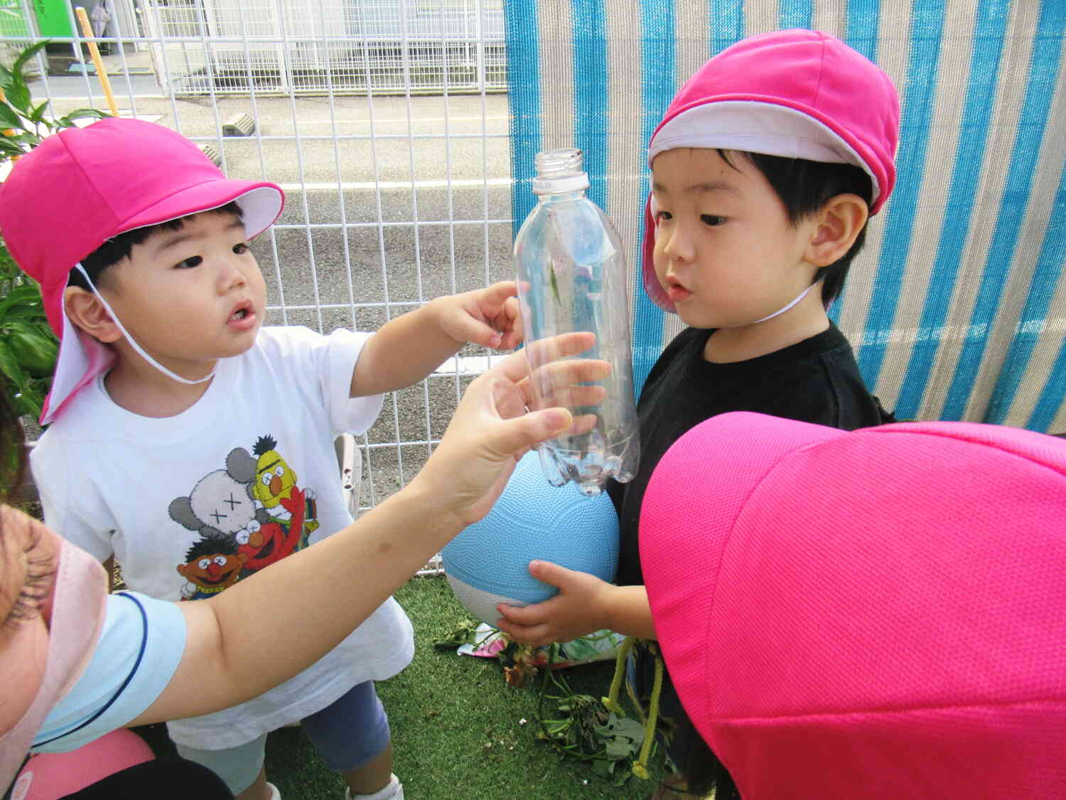 バッタを見つけたよ！興味津々の子どもたちです
