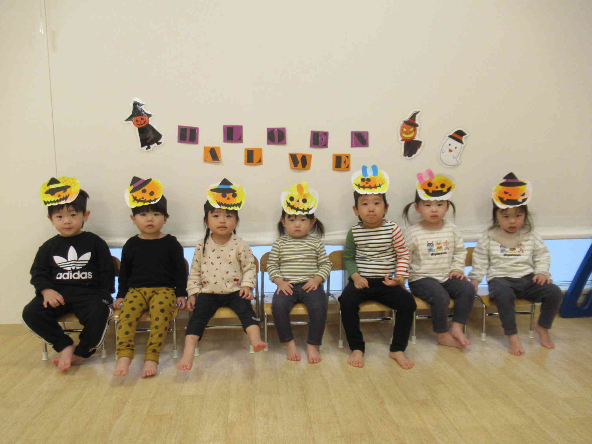 絵の具を使って、かわいいジャックオーランタンのお面を作ったよ♪