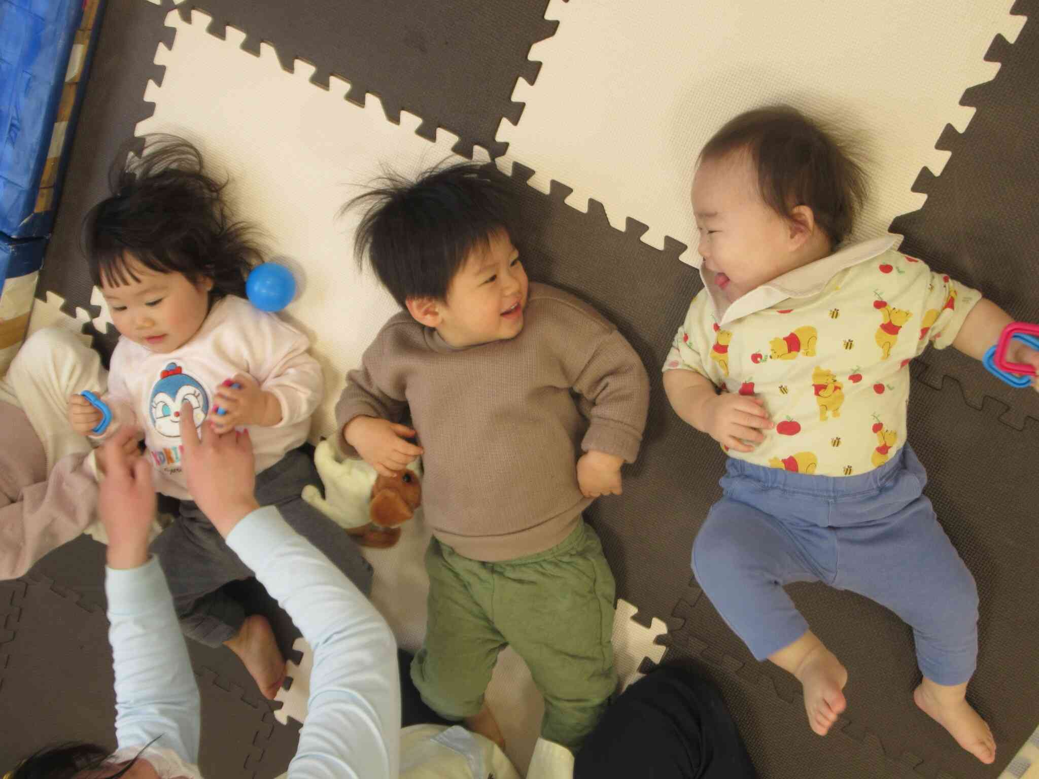 みんなでふれあい遊び♪顔を見合わせる様子も…♪