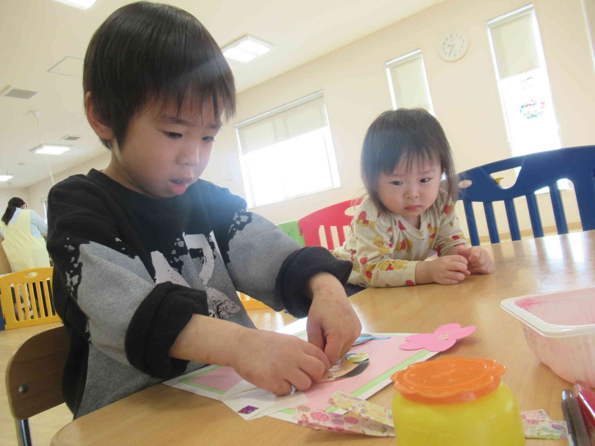 お友だちの様子に興味津々♪