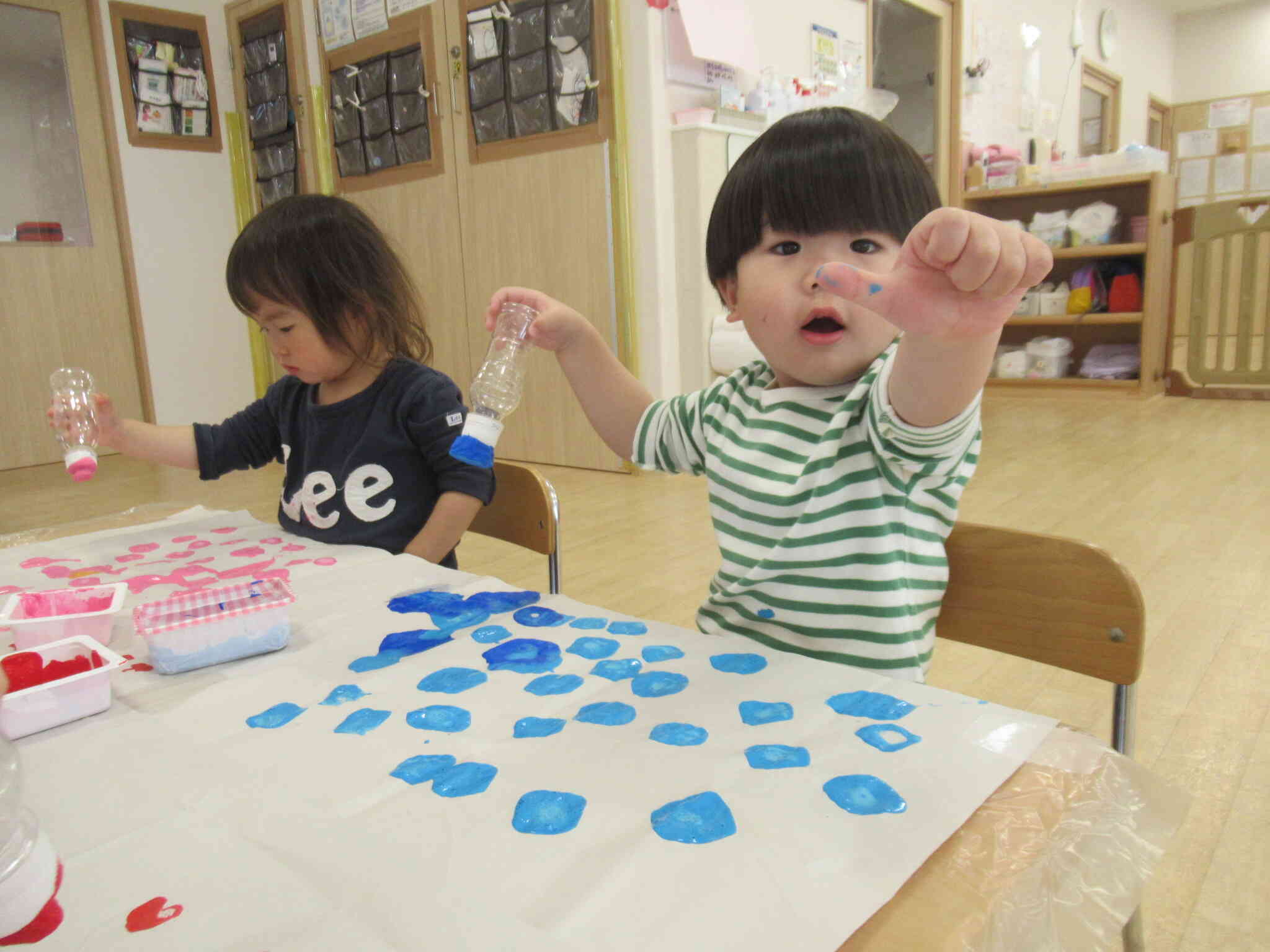 あっ！手が水色になったよ！