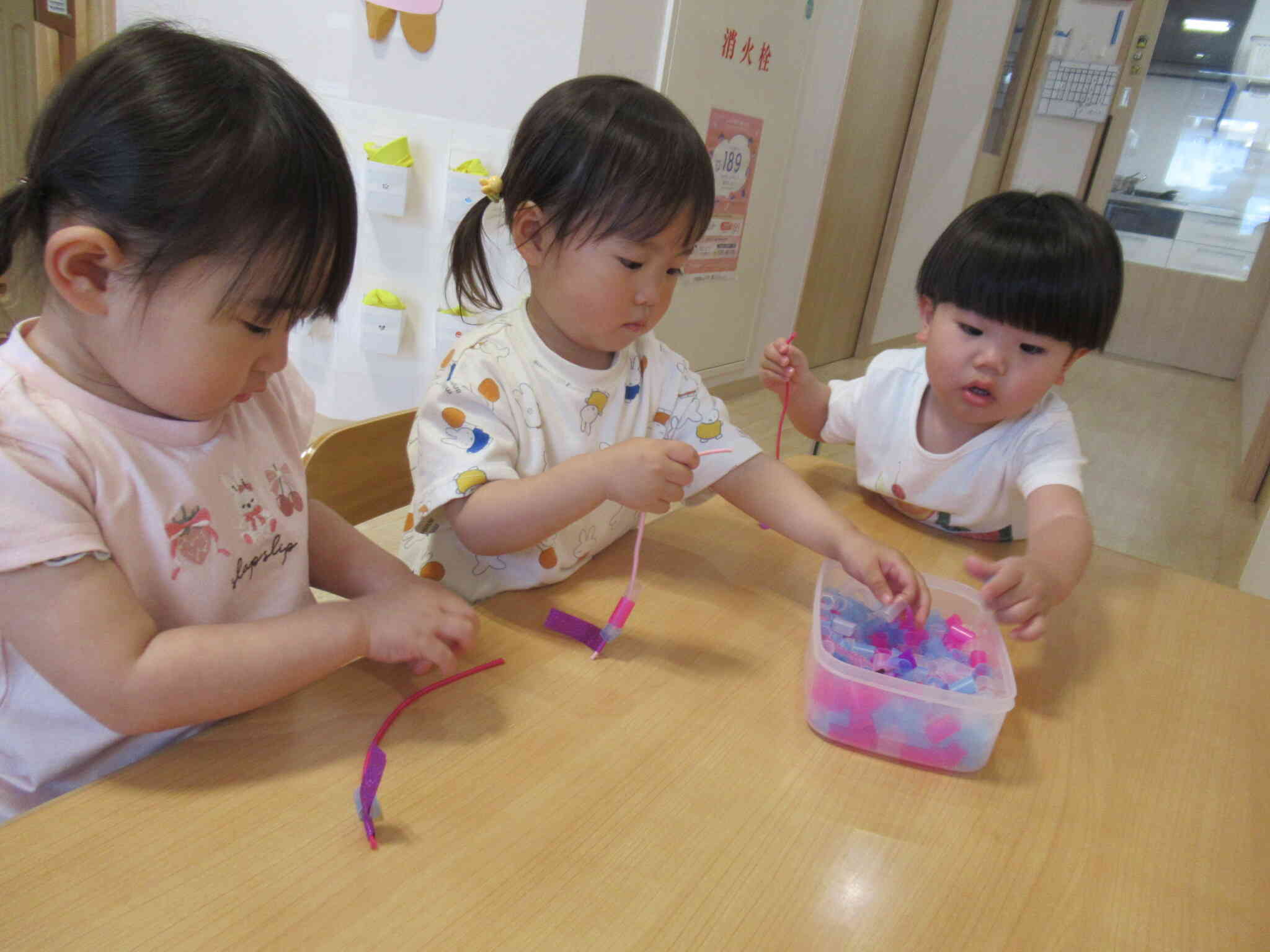 指先を使って…真剣な表情です！