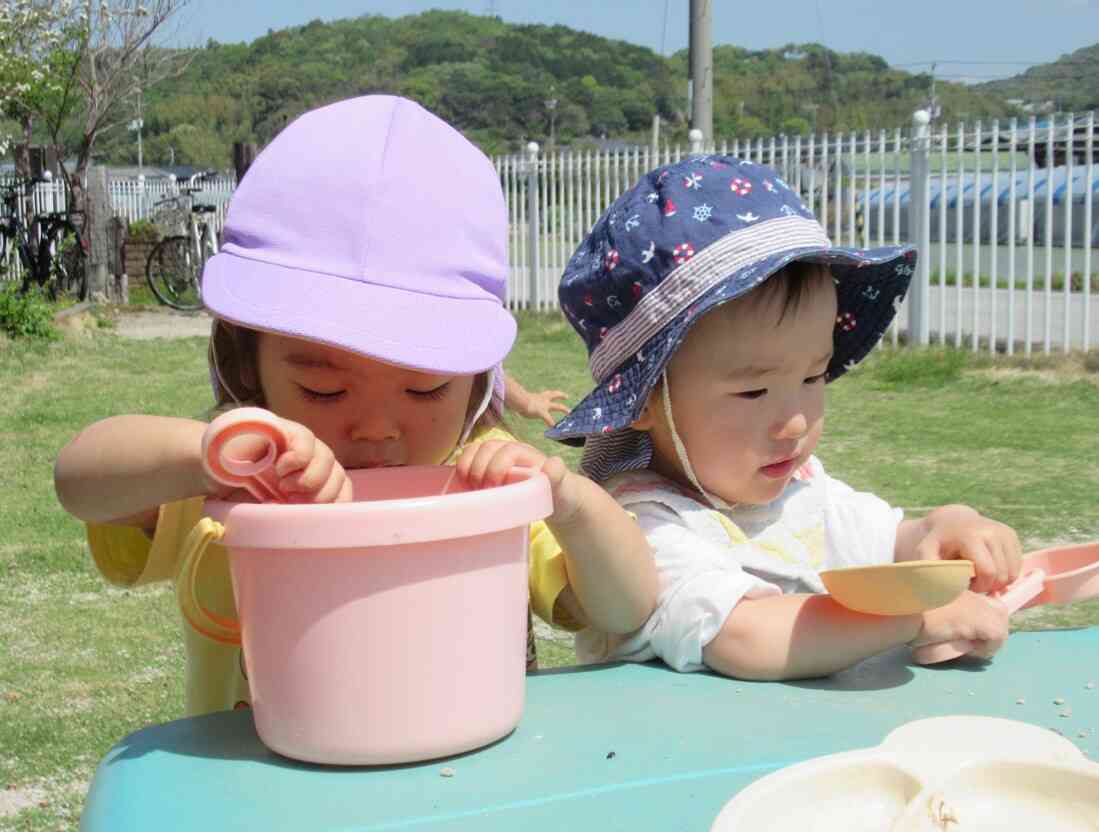 2人で仲良くお料理中です。なにを作るのかな？