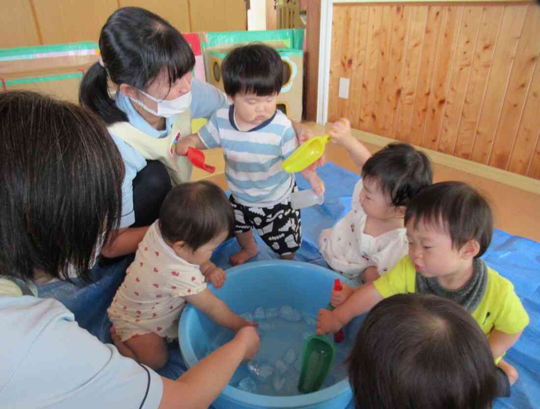 みんなで氷遊びをしたよ！冷たくて気持ちがいいね。