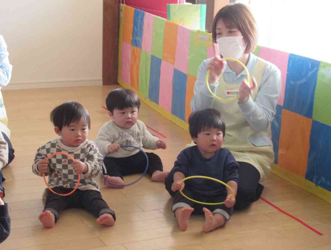 ひよこ組のお友だちも、一緒に英語レッスンに参加♪フープを持ってレッツゴー！