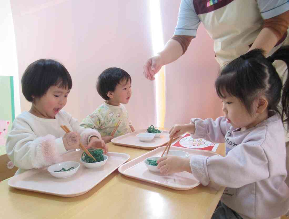 お箸の練習。上手にできました。