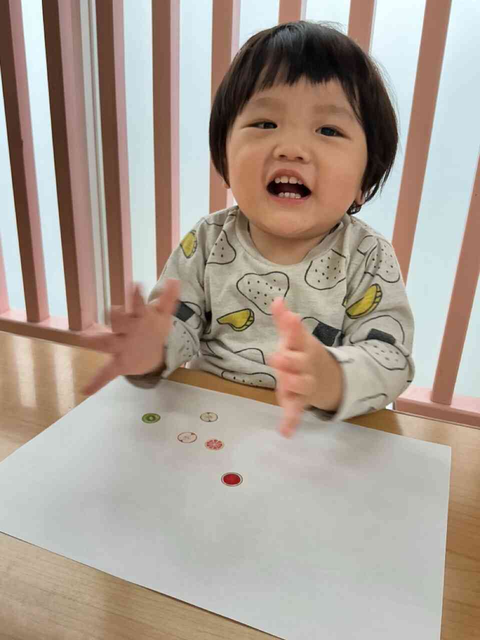 お部屋で楽しく遊んでいるよ！