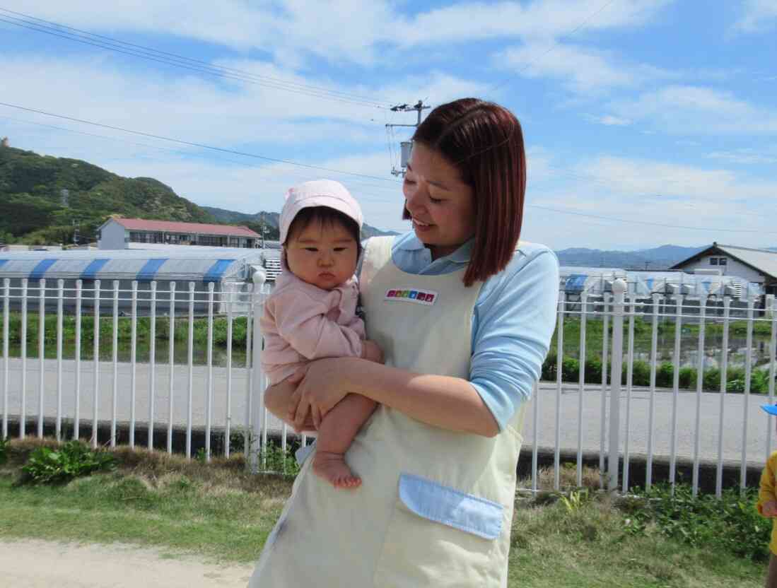 先生と園庭探索！お外気持ちいいね♪