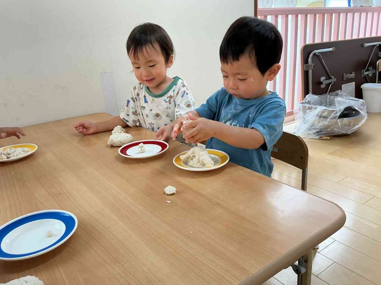小麦粉粘土をしたよ(2歳児)