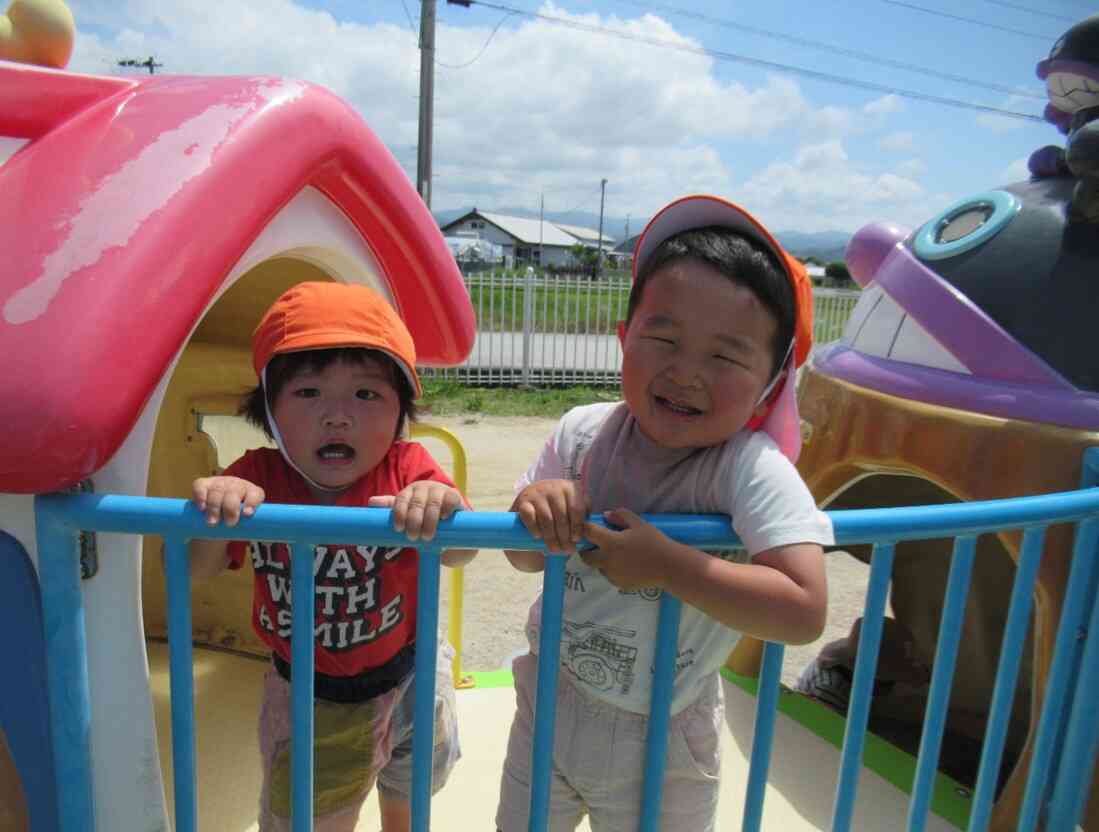 大好きなすべりだいで一緒にあそぼうね。