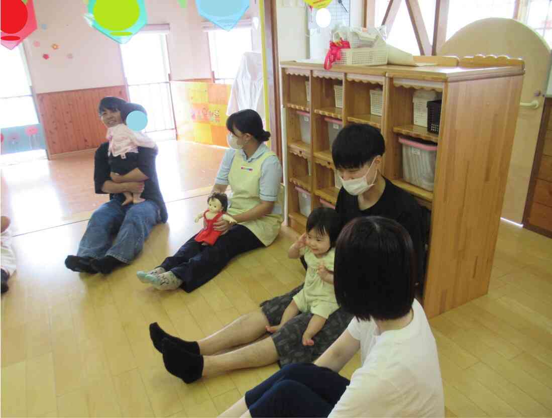 お父さん、お母さんと一緒にわらべうたあそび♪「おすわりや~すいすどっせ…」子どもたちの笑顔が最高でした。