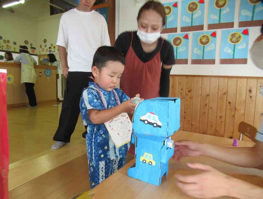 夏祭り楽しかったね。ガチャガチャはなにが入っているかな？