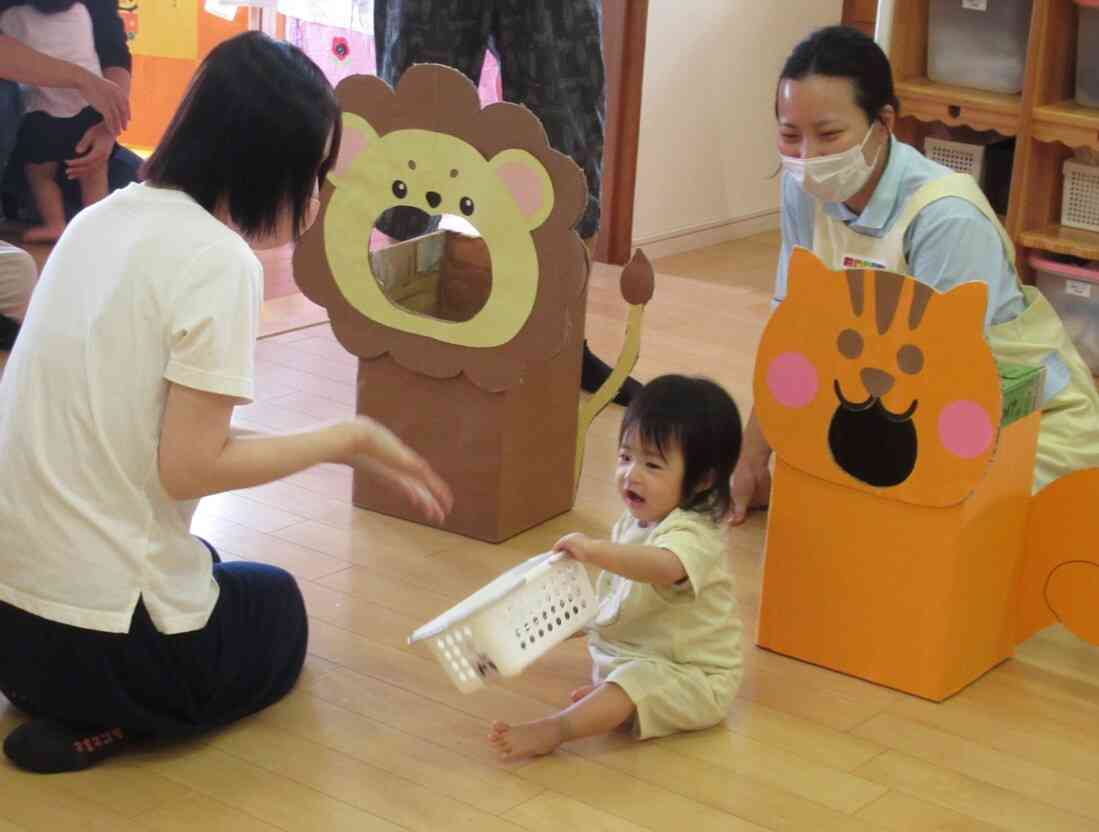 お母さんと一緒に、動物さんに食べ物をあげるよ。お口の中にうまく入るかな?