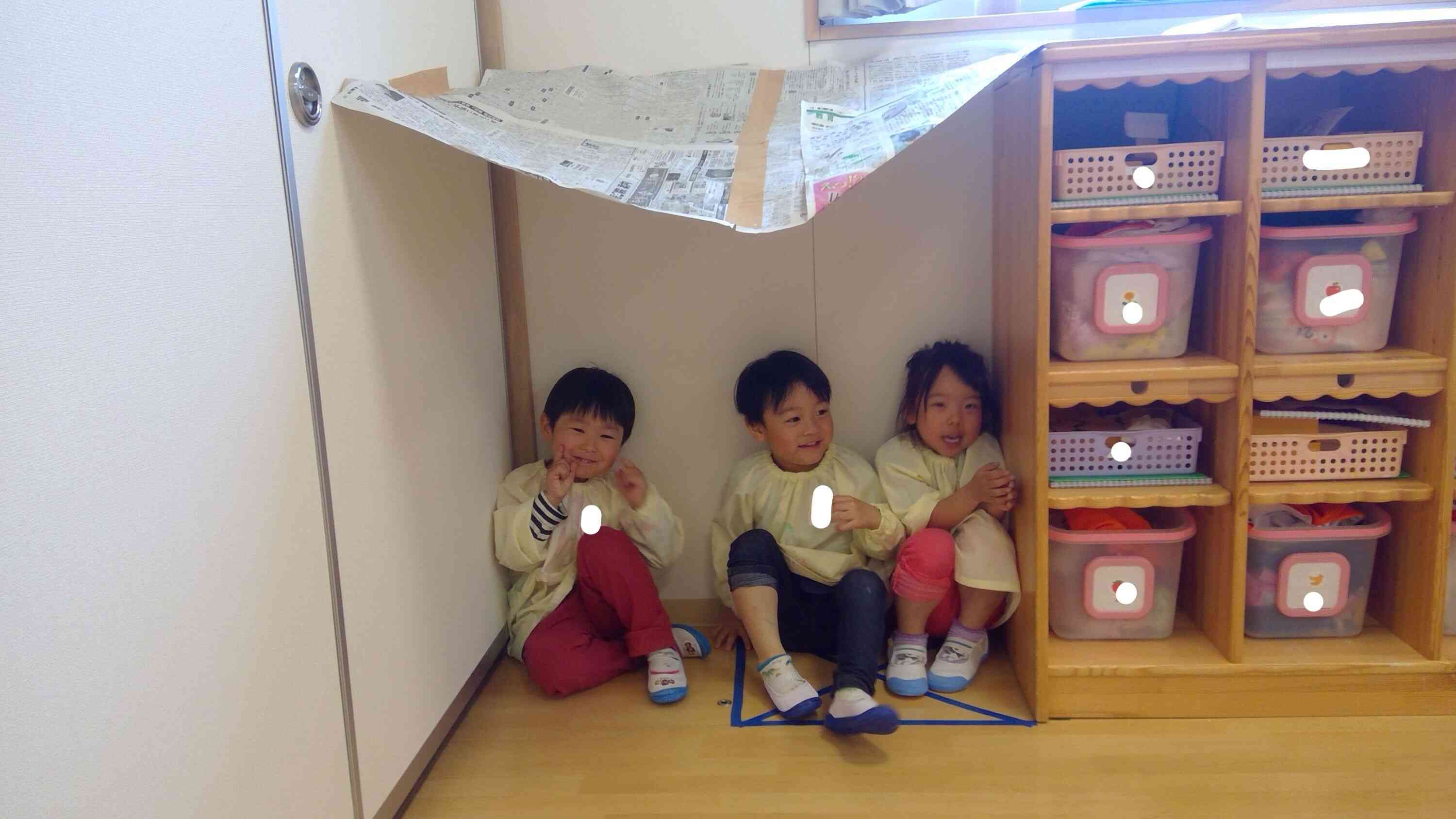 新聞紙の家ではい、チーズ！