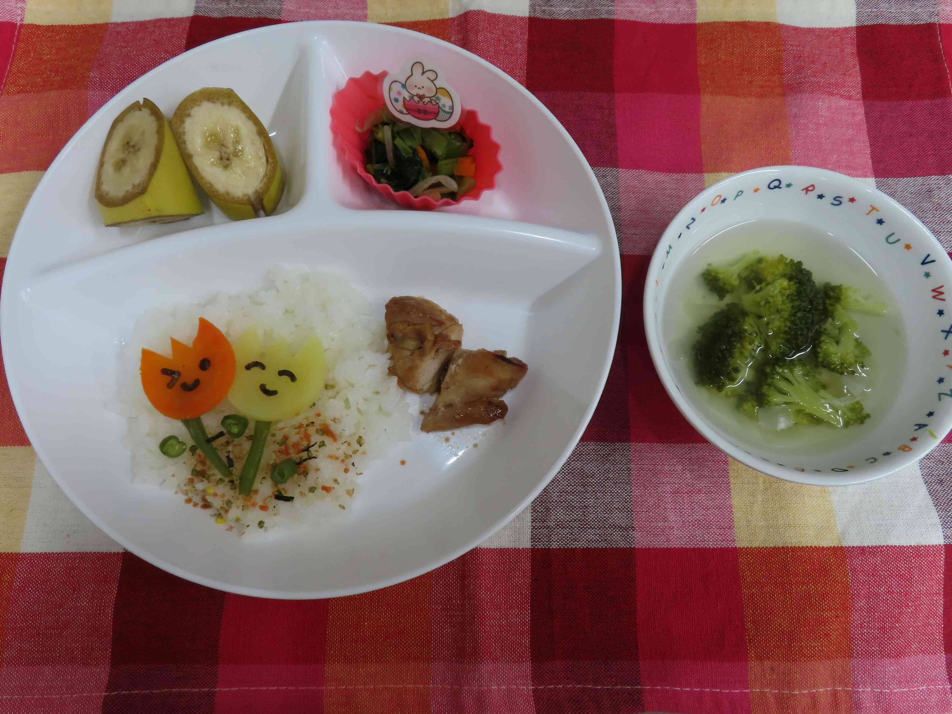 誕生会特別ワンプレーとのお給食。