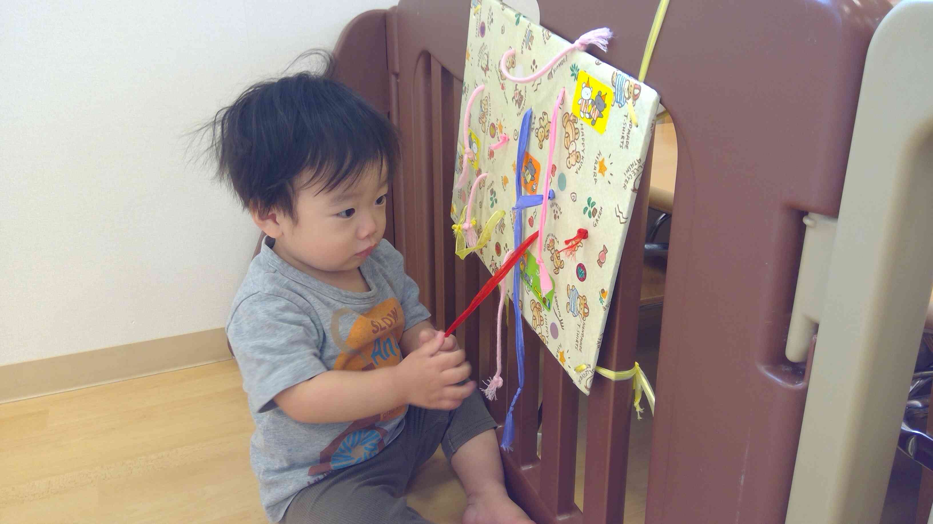 ひもを引っ張って、指の運動です。