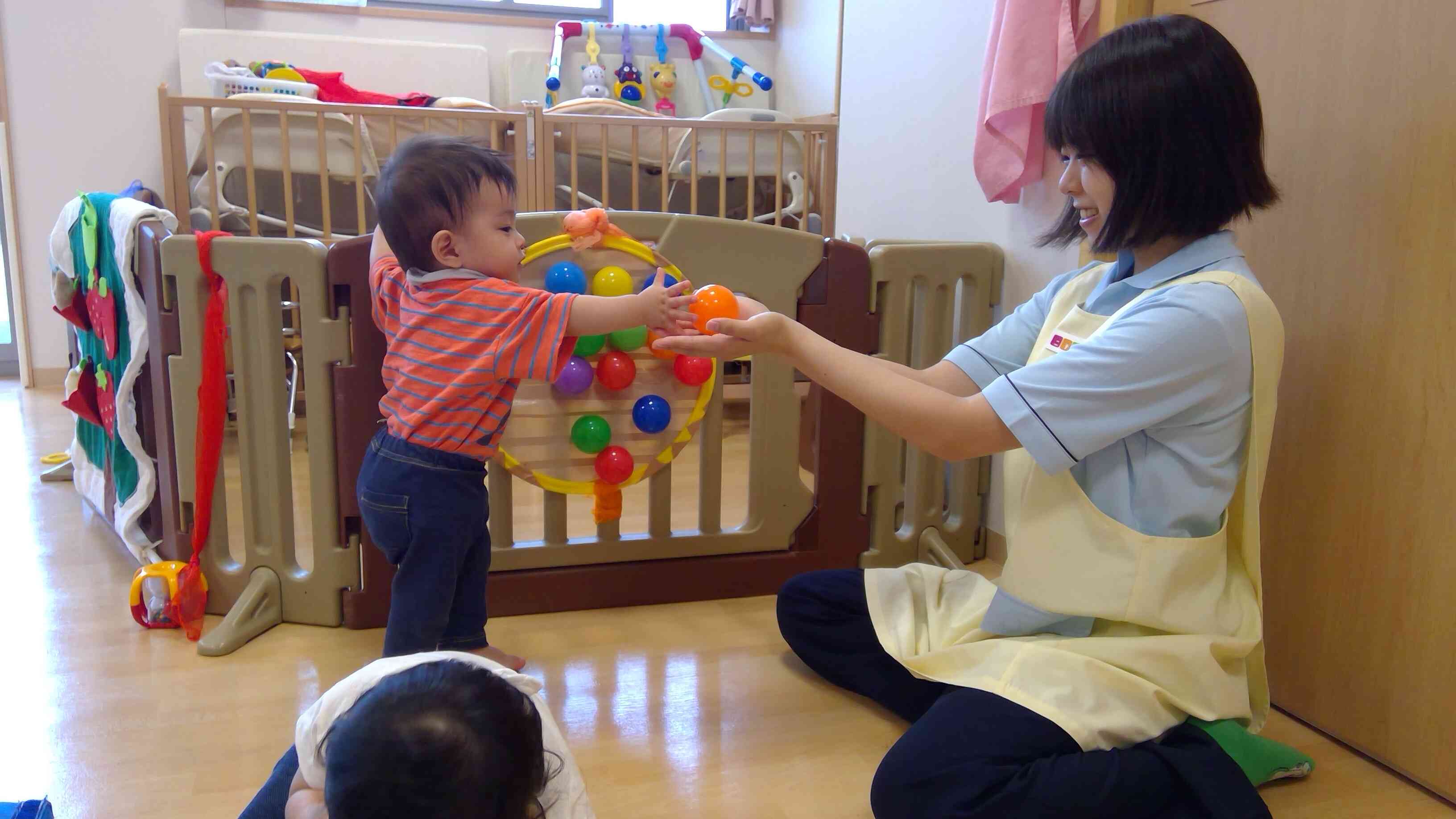 歩きながらおもちゃを渡せるようになりました。歩けることが嬉しい様子が伝わります。