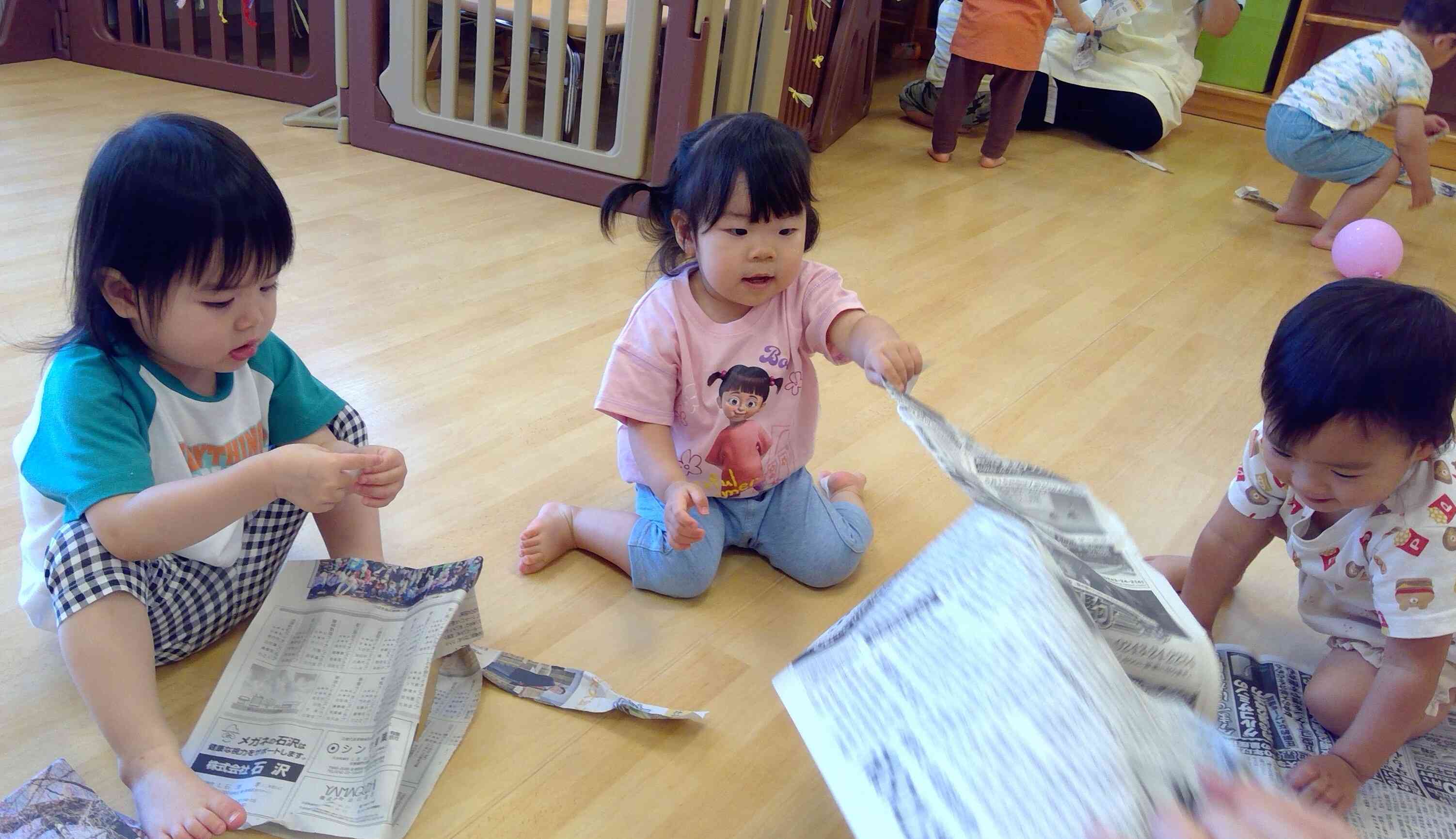 新聞紙遊びをしました♪