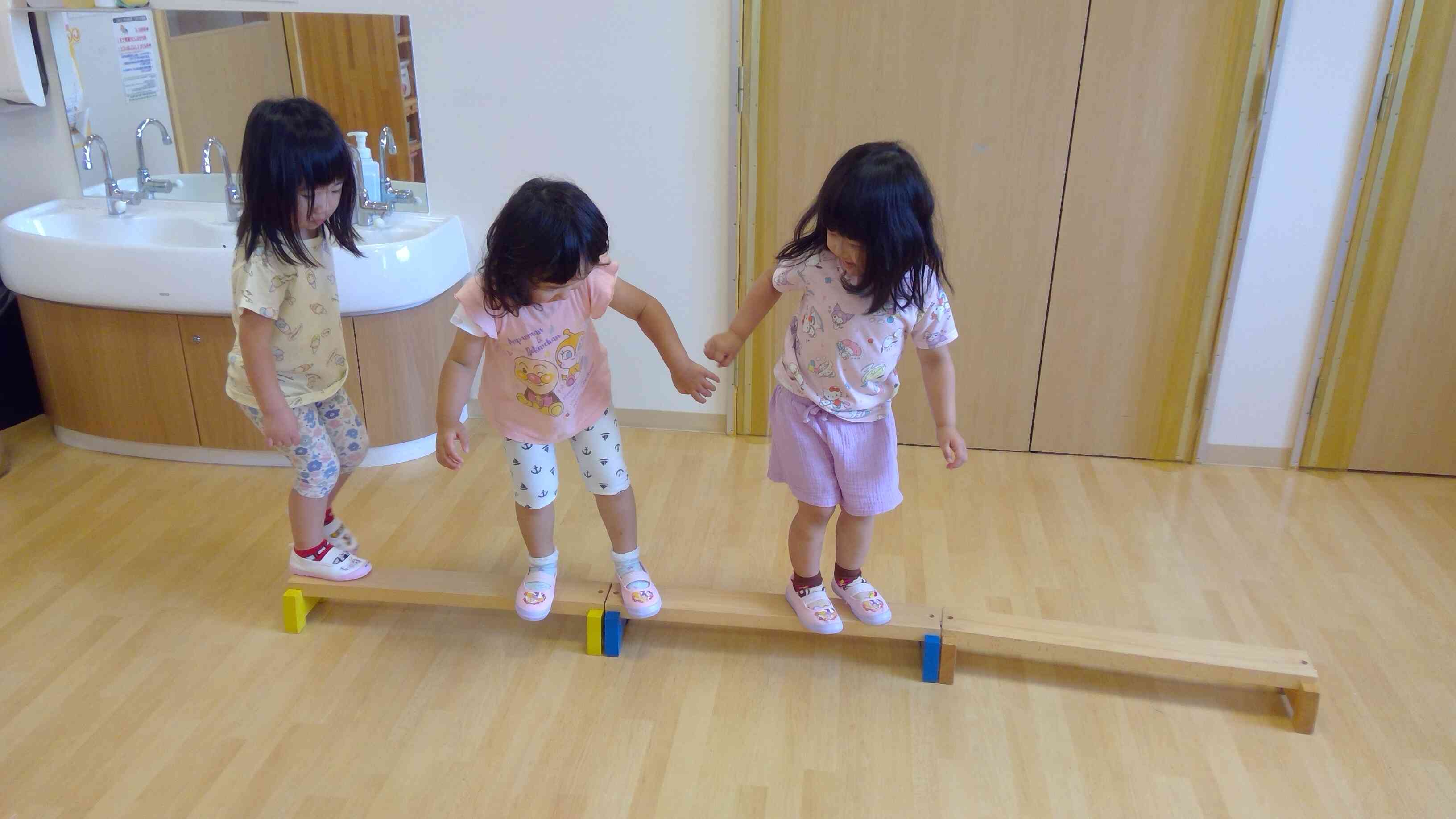 落ちないよいに手を繋いで渡ろう！