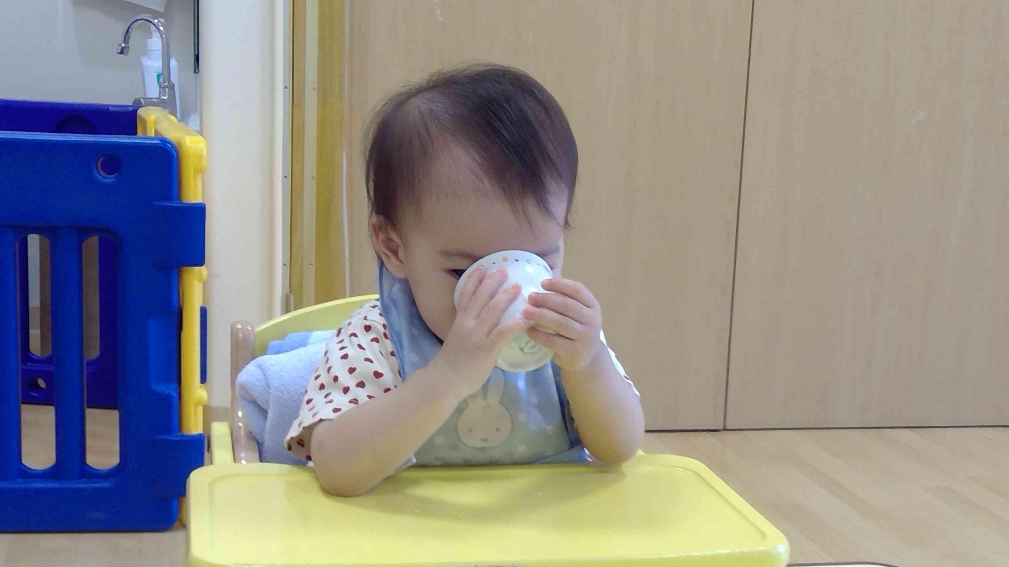 コップ飲みの練習を頑張っています