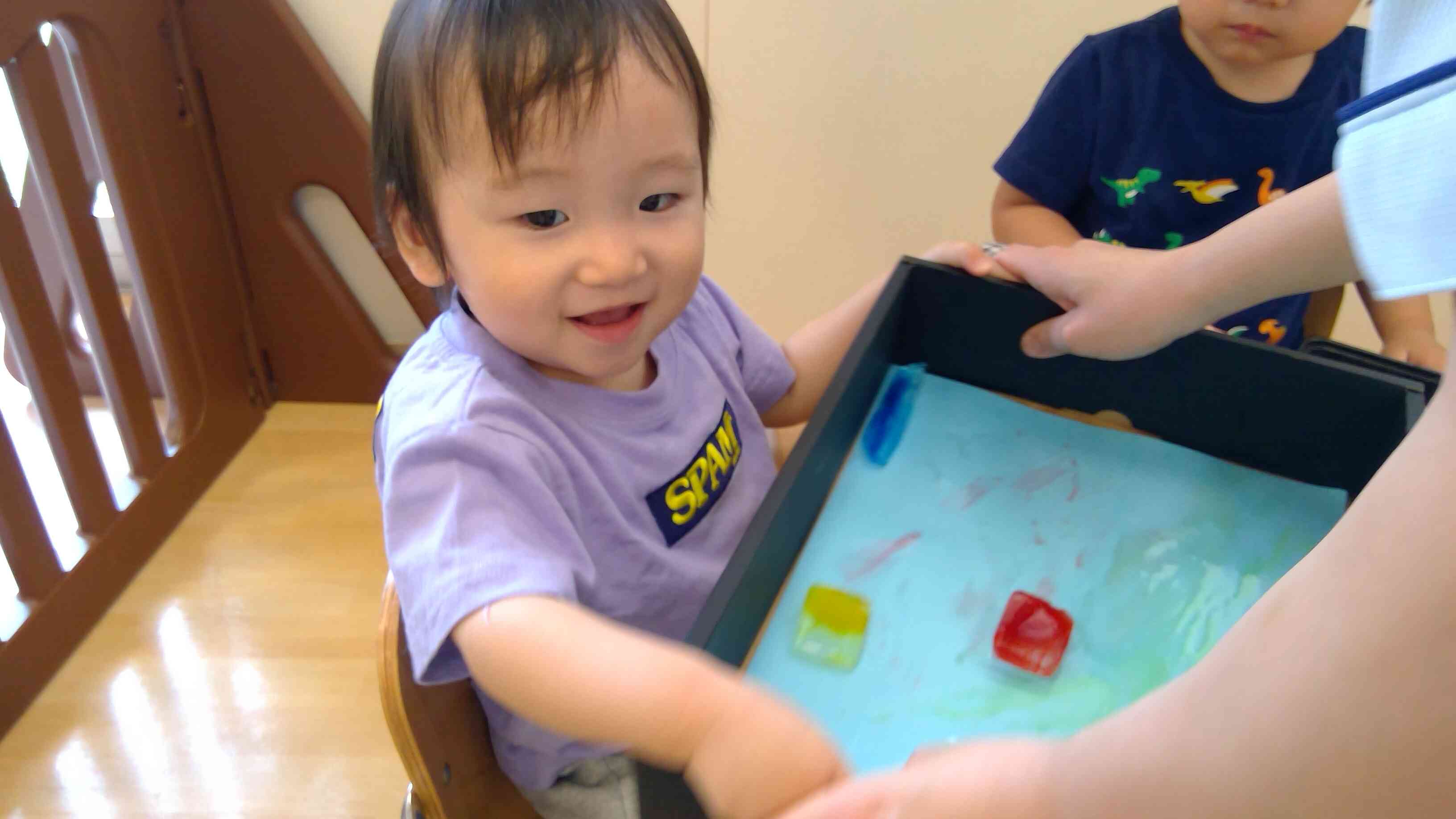大好きな氷遊び!