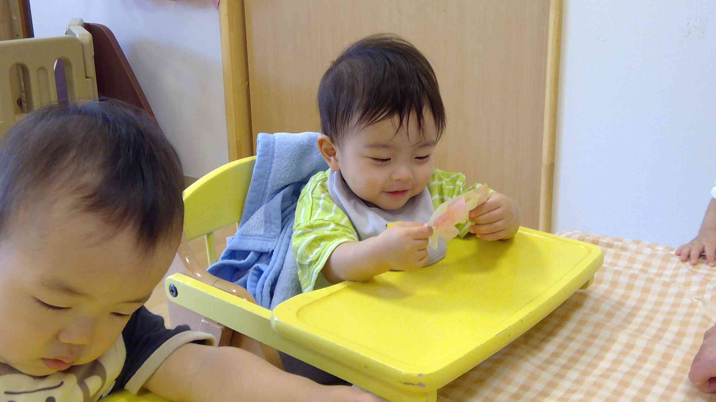 自分の制作が出来上がって嬉しそう。笑顔がとても可愛らしいですね。