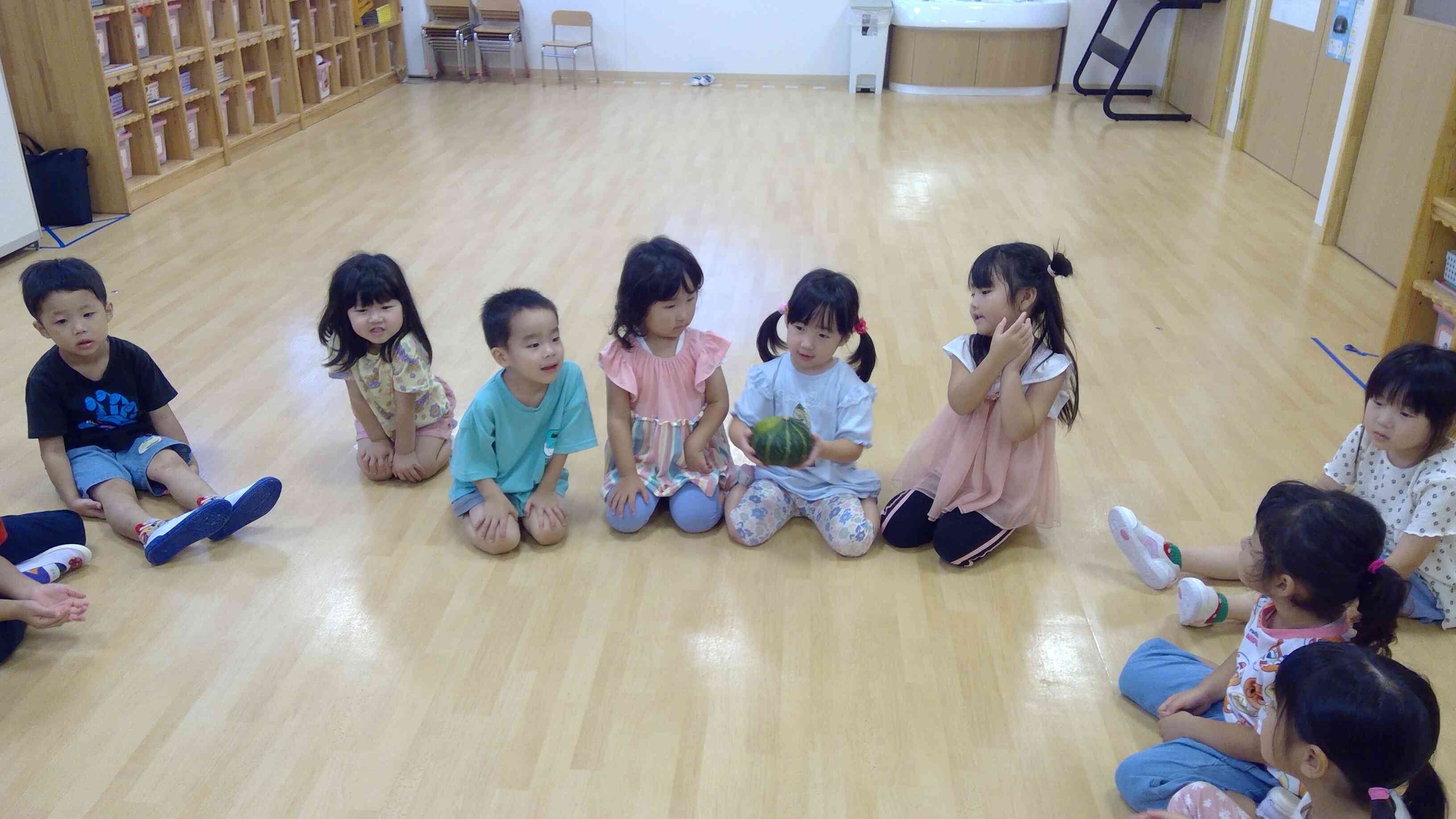 ぱんだ組さん(４歳児クラス)と一緒にわらべうた遊び！「おらうぢの～土手かぼちゃ～♪」
