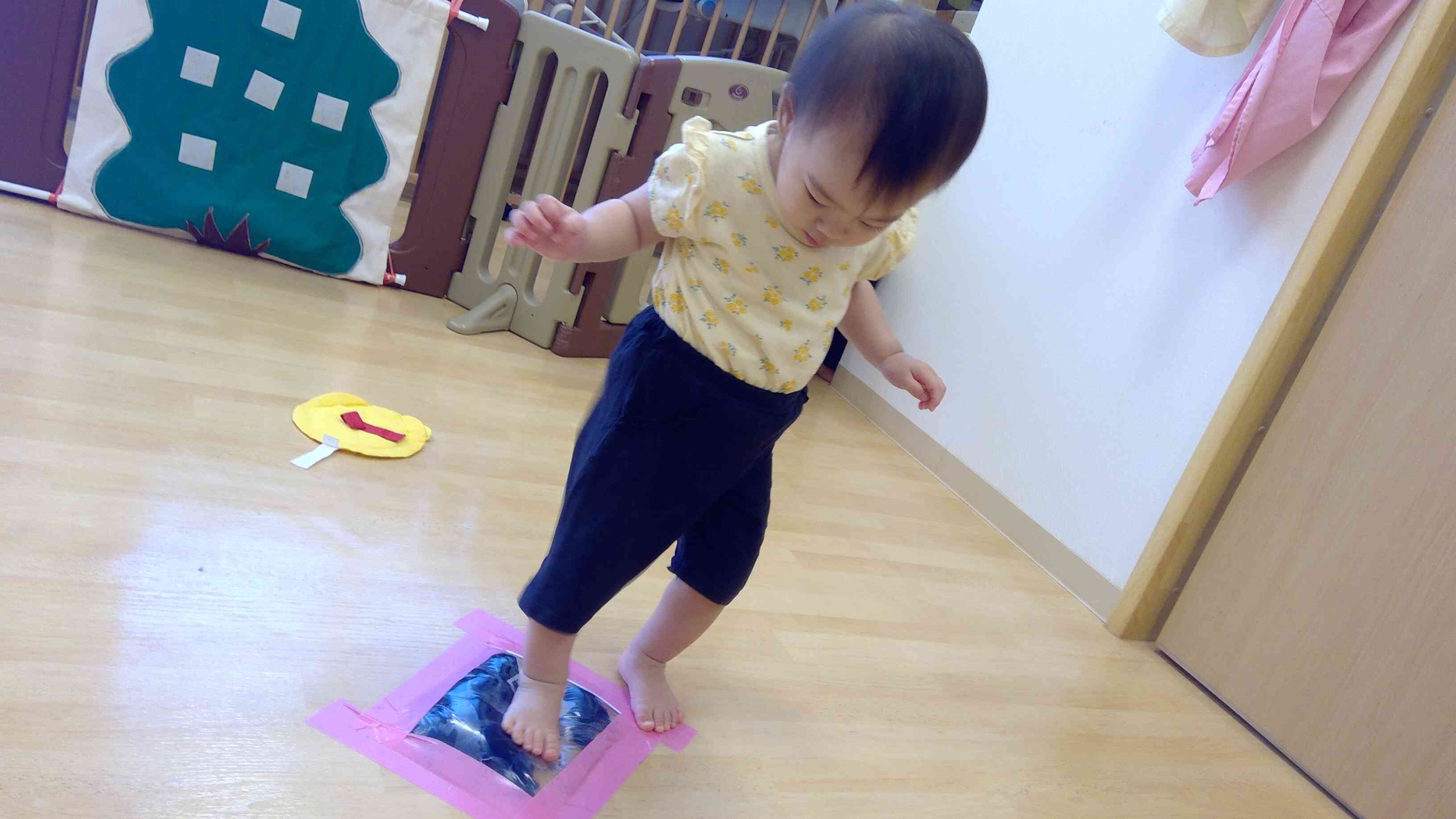寒天遊びで床に貼ってある寒天をふみふみ…何度も楽しそうに行っていました。