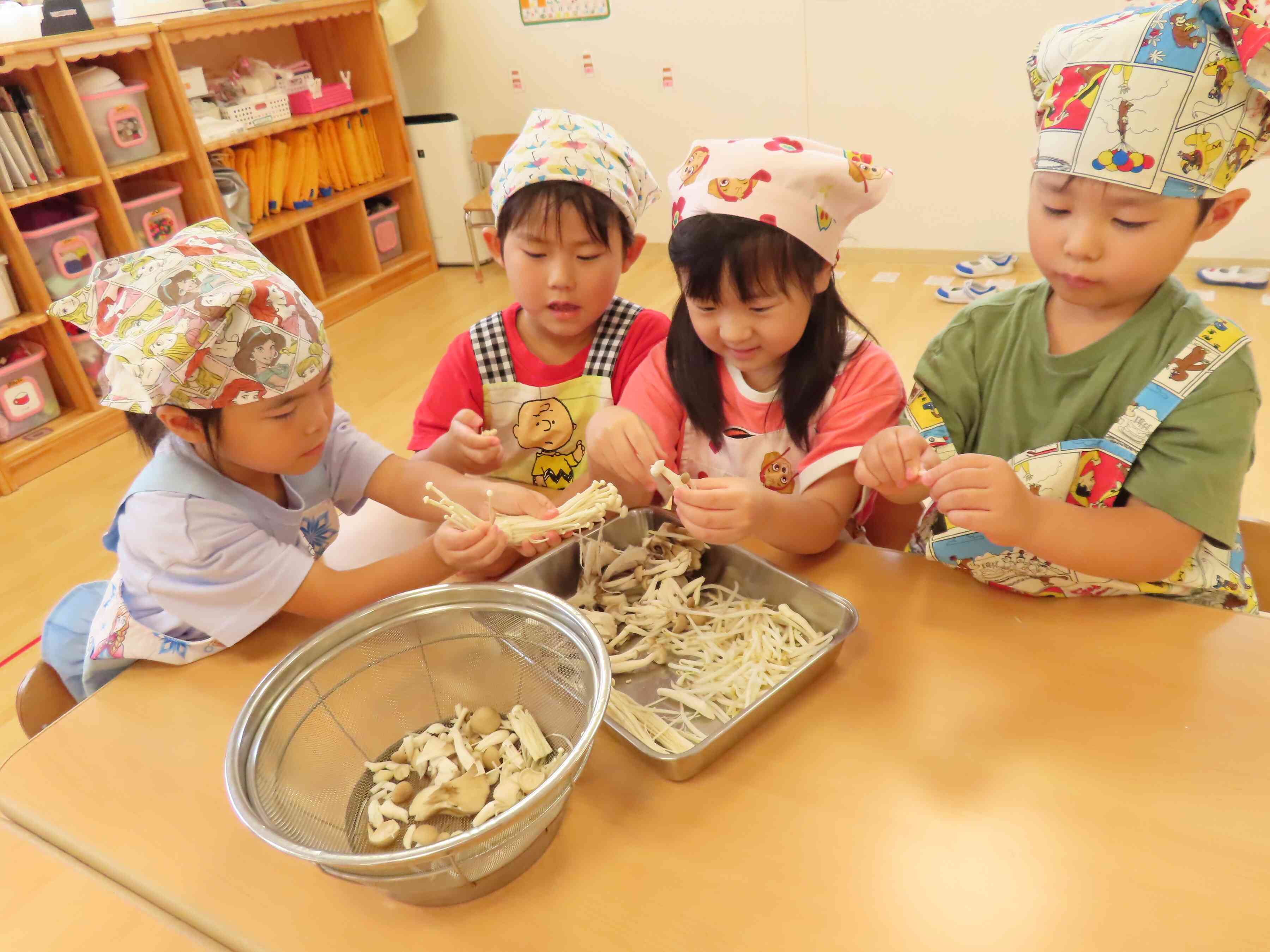 食育活動　きのこ汁作り