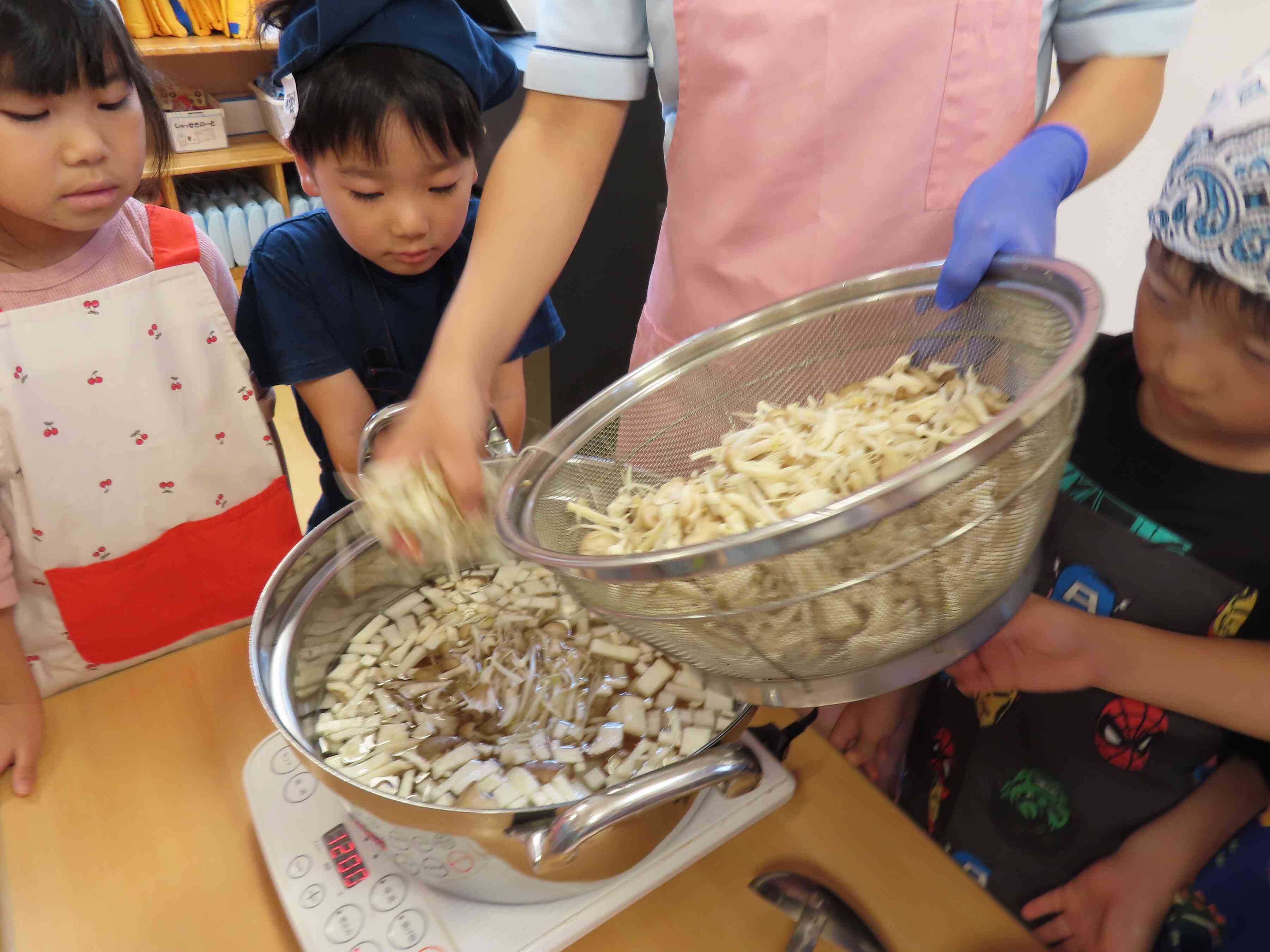 最後はきりん組さんが汁作りをしました。