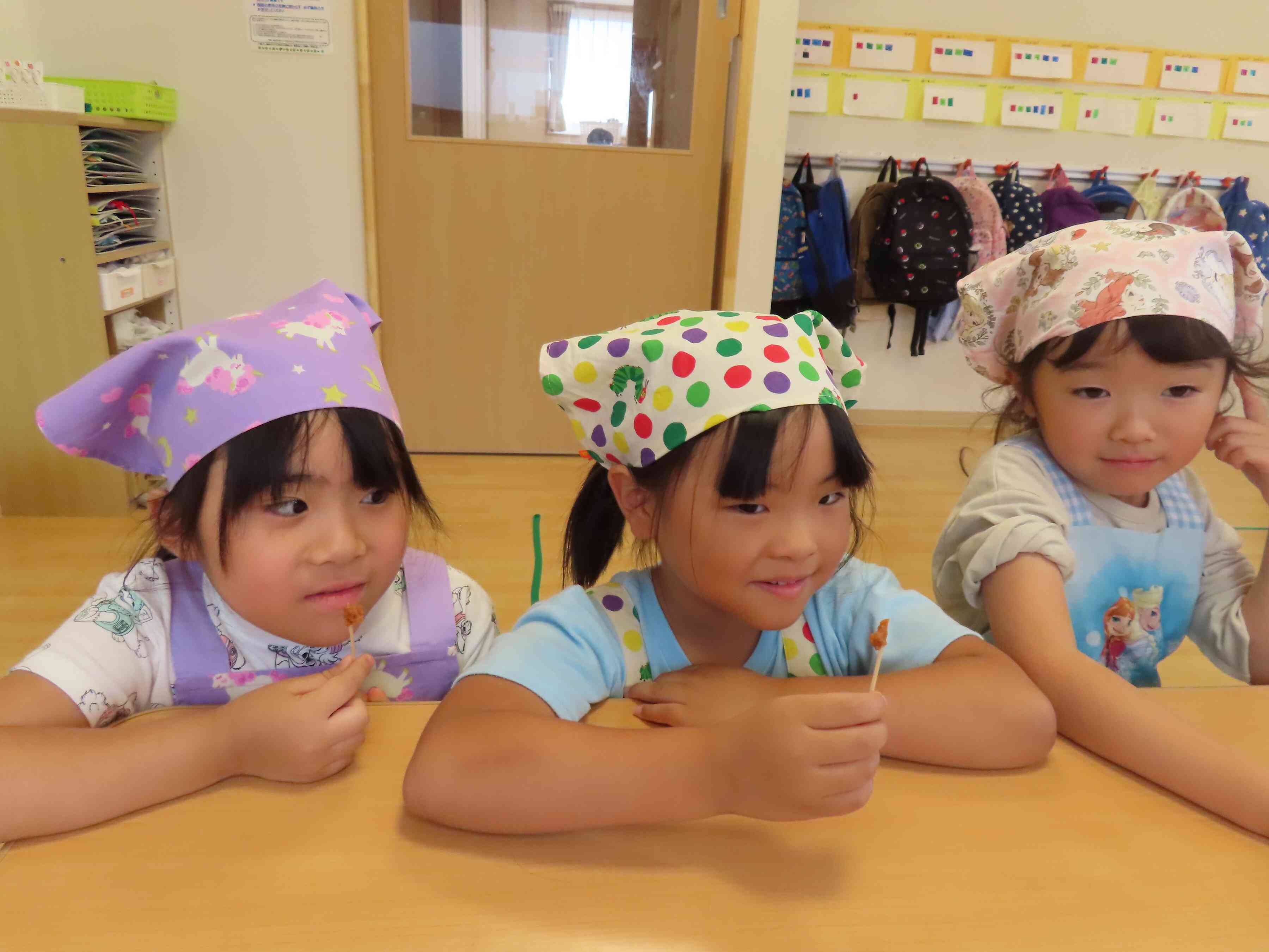 みその匂いをかいでみたら「食べてみたい！」ということでみその試食。