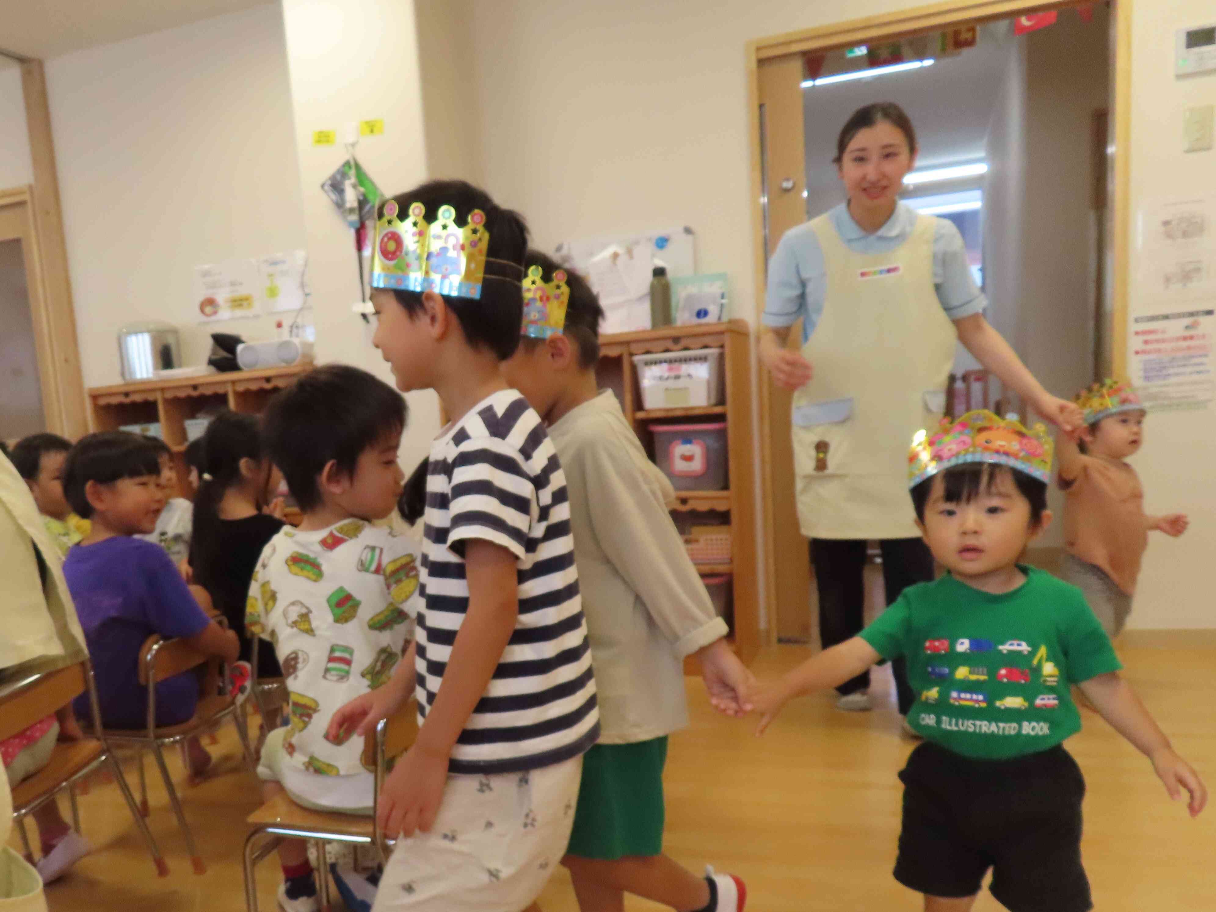 手をつないで入場してくれました