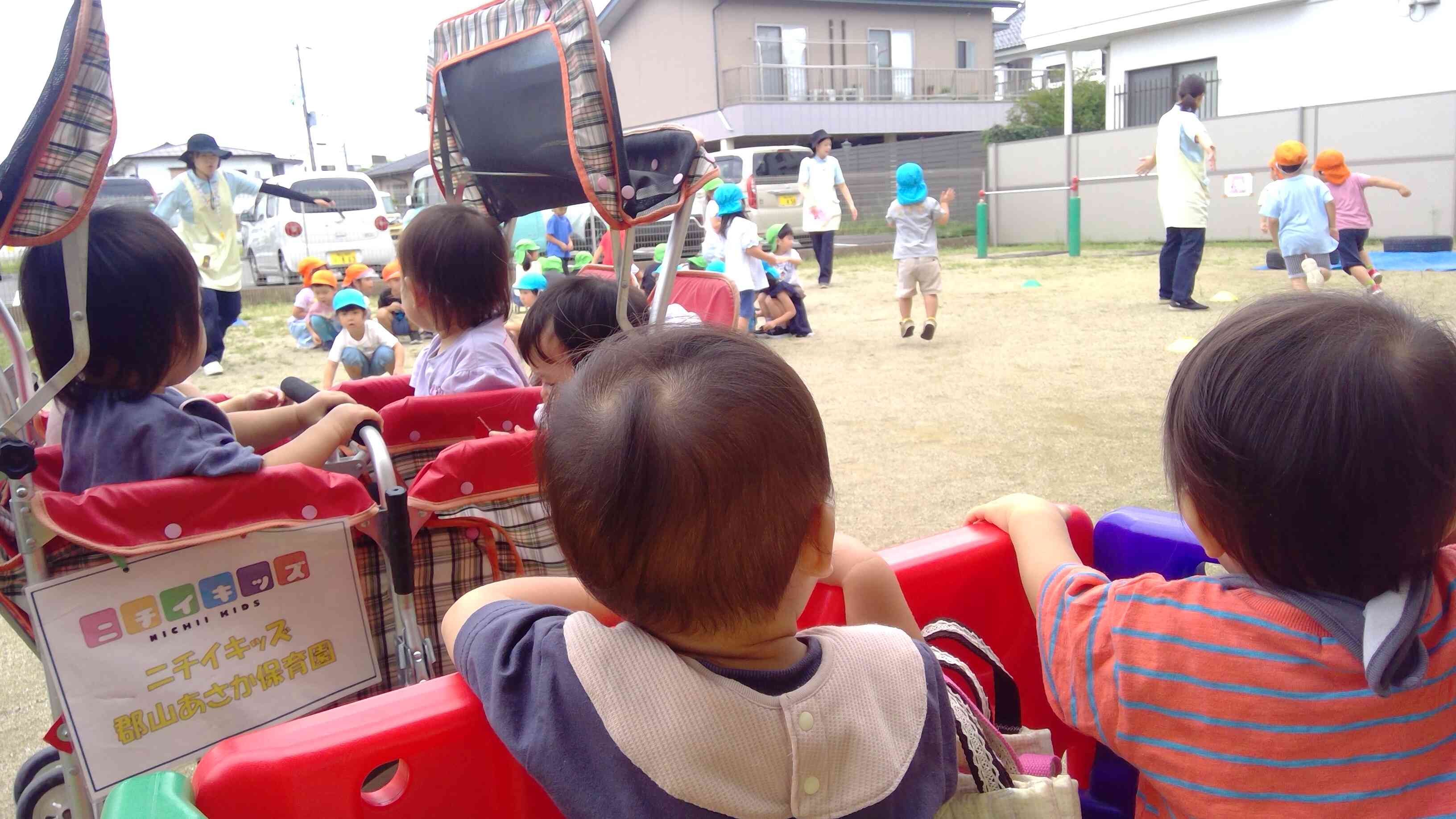 お兄さん姉さん達の運動会の練習を見学しています