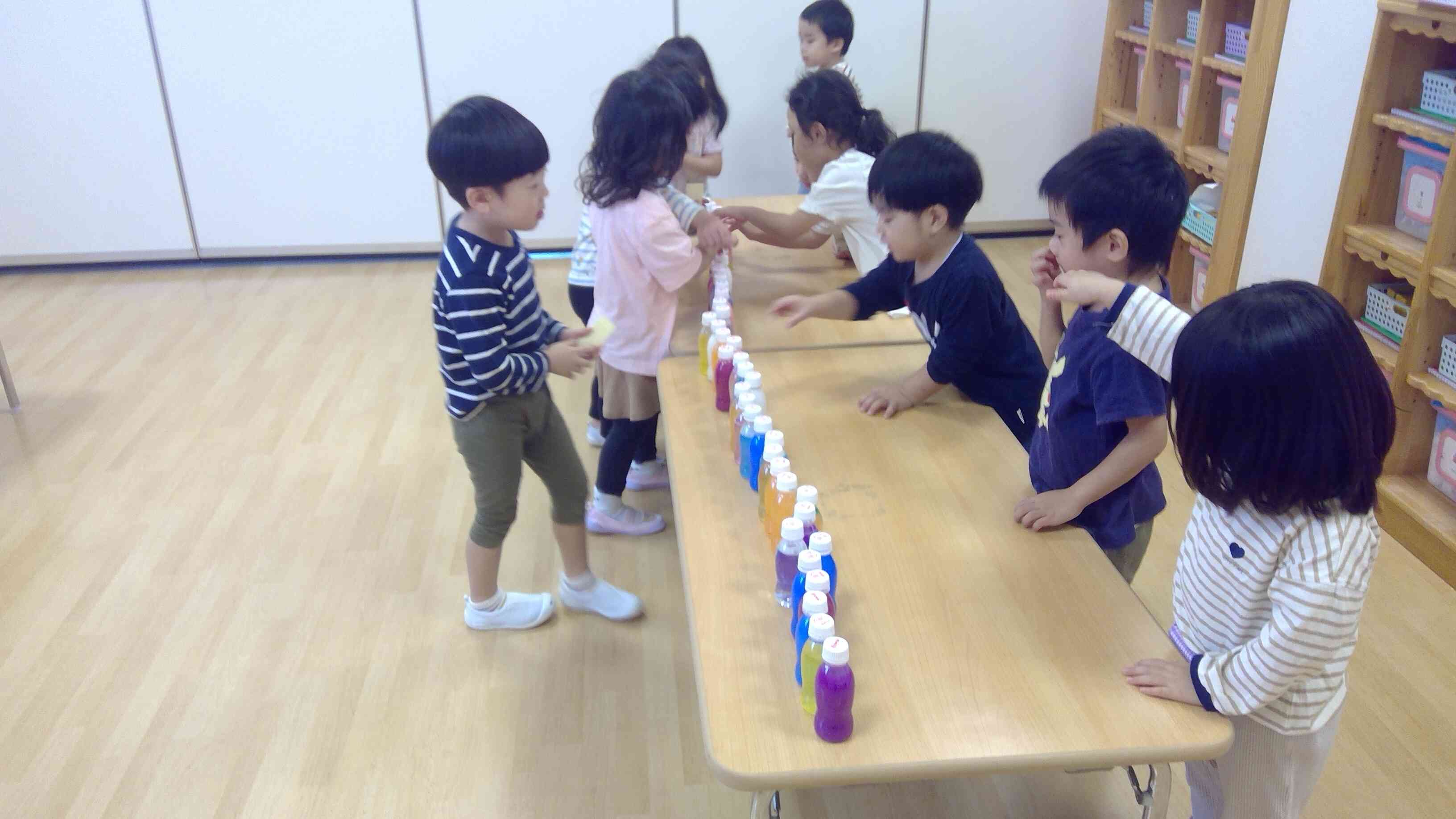 りすぐみだけで模擬ジュースやさんごっこ