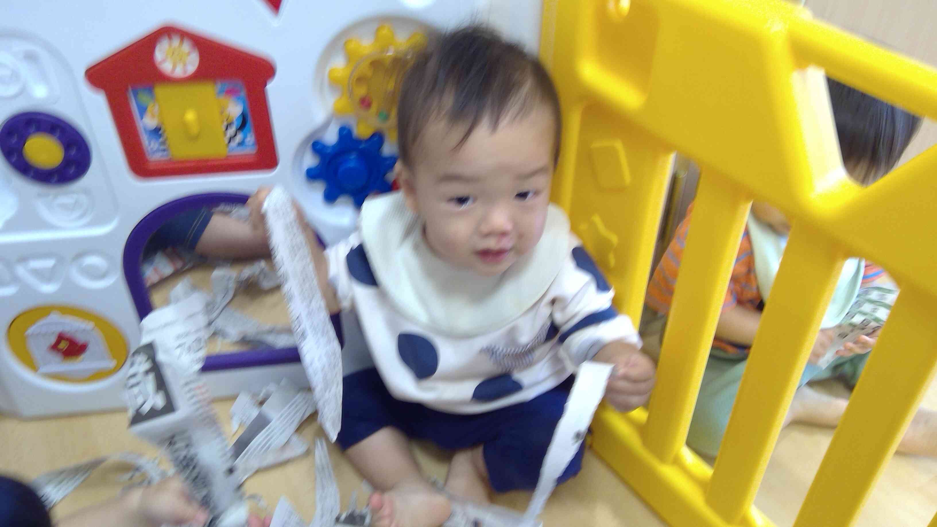 新聞紙ちぎりをして遊んだよ! 上手にちぎれたね