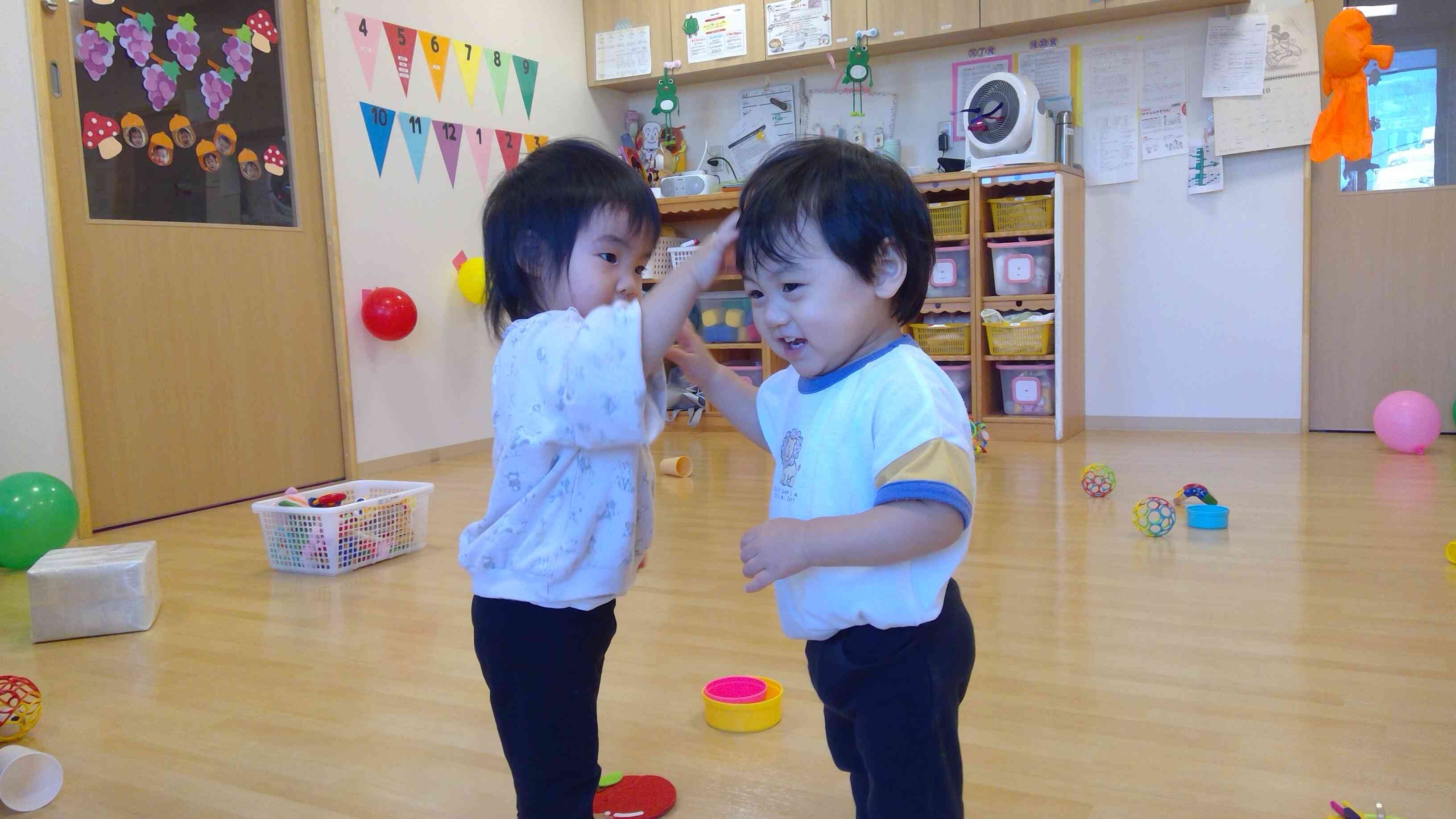 お友だちのことを「いい子いい子」 お友だちも嬉しいね