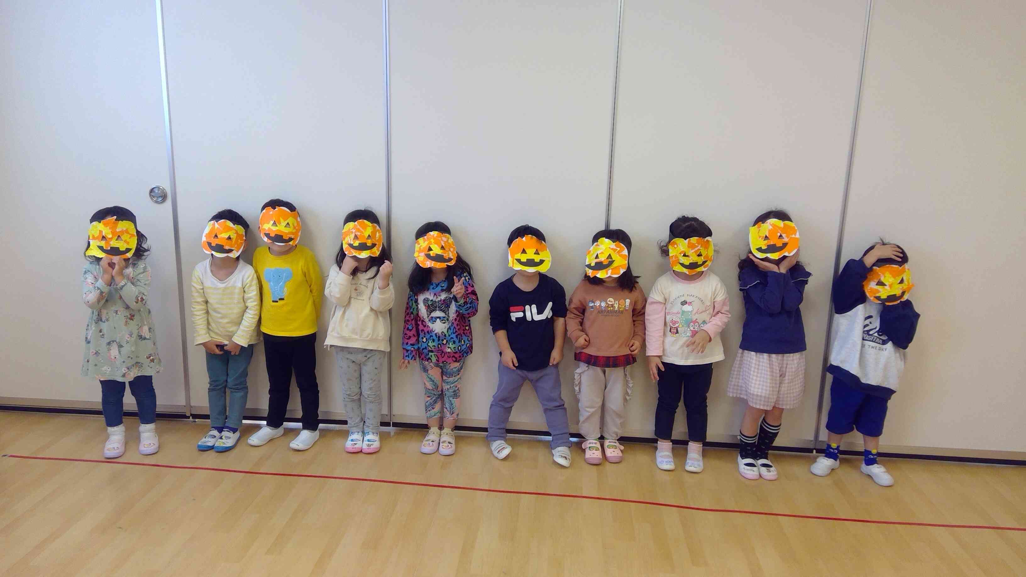 お面を被ってハイポーズ