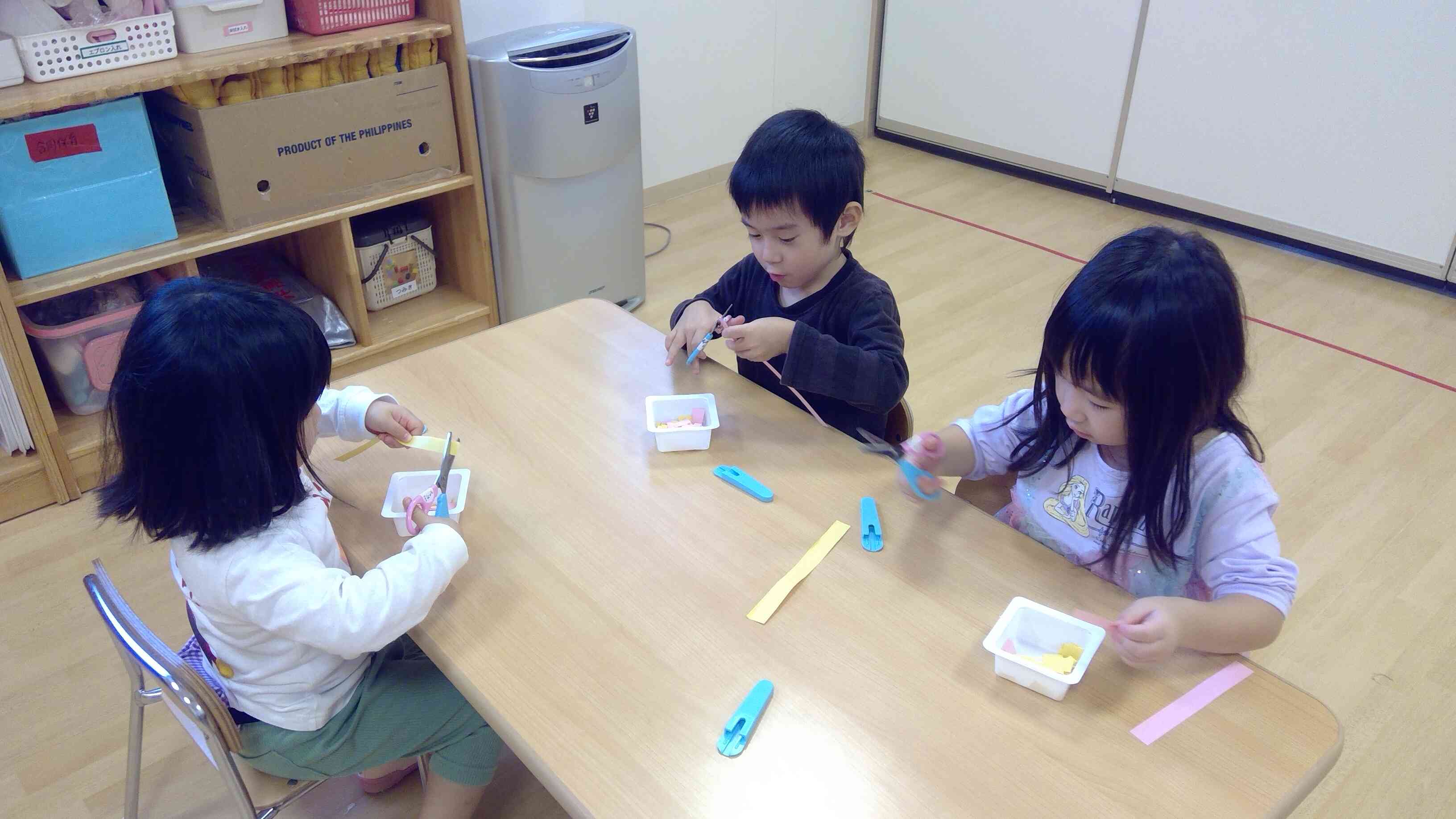 初めてハサミ遊びをしたよ!