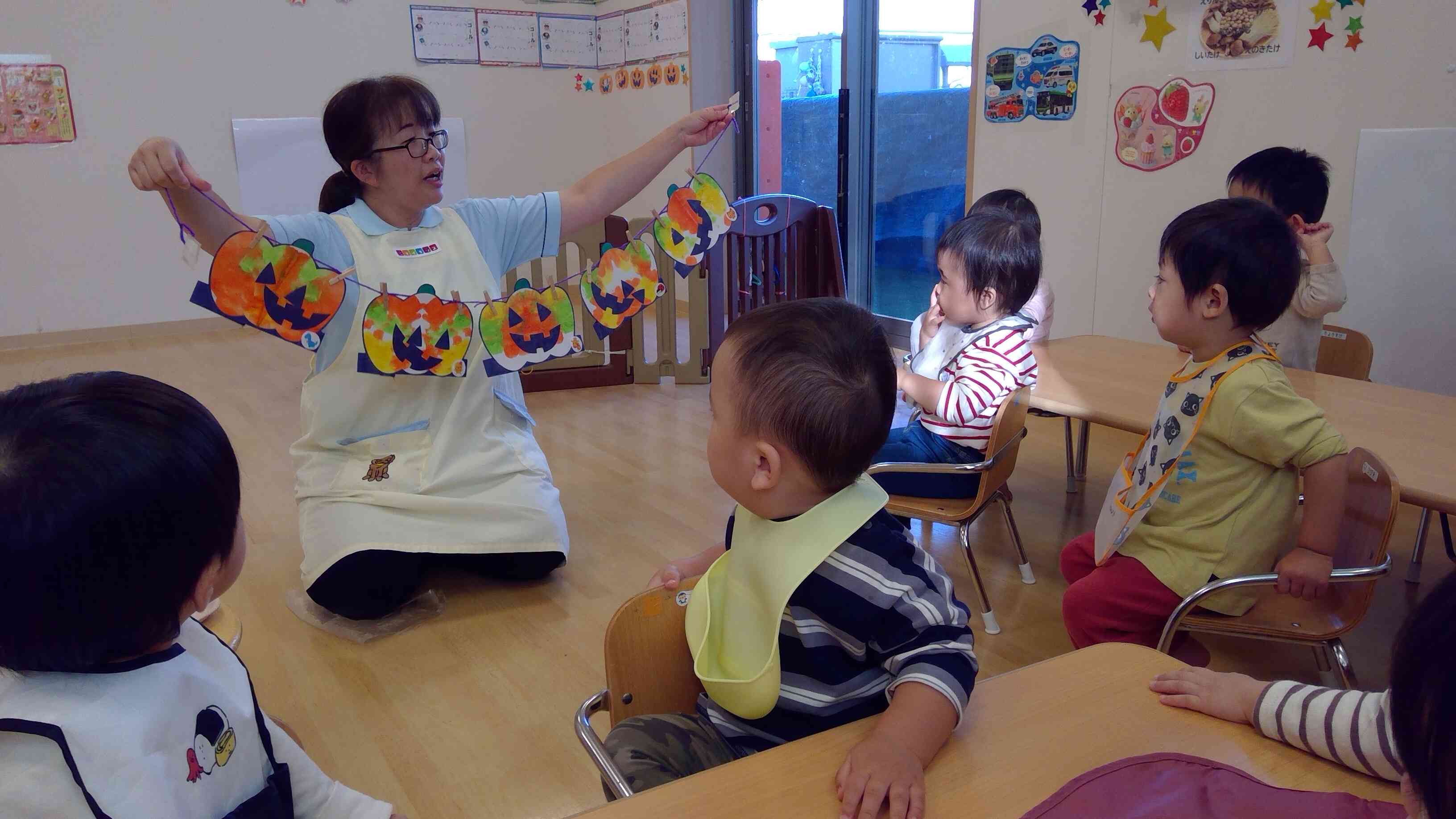 ハロウィンに向けて、カボチャのお面を作りました