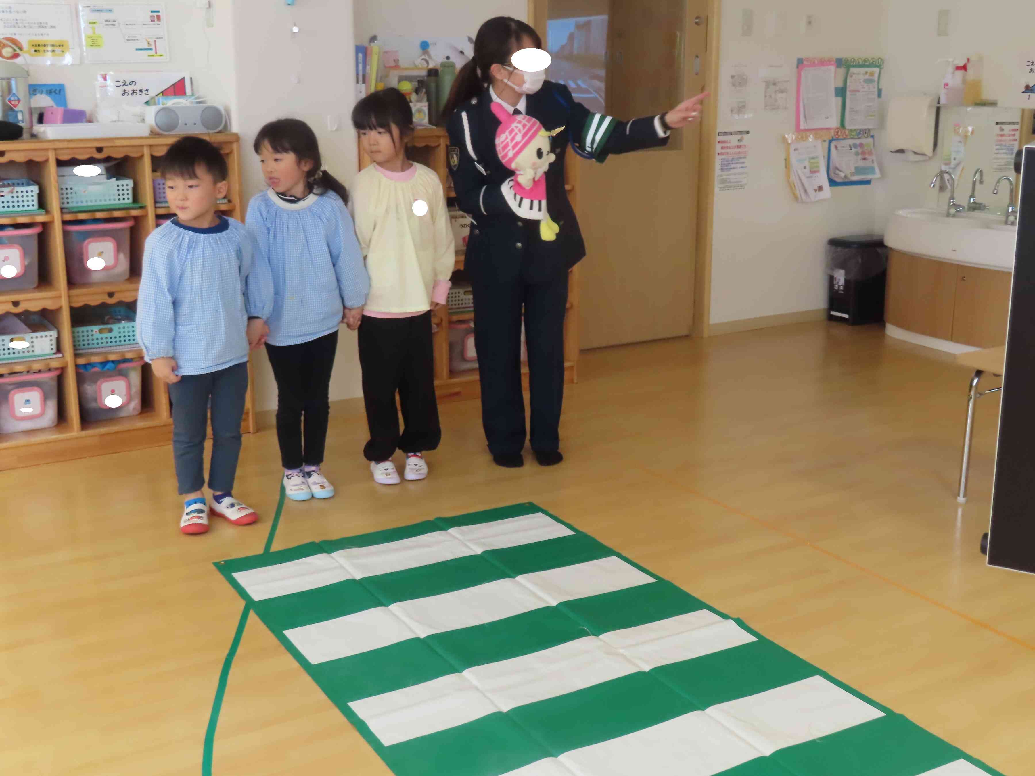 車が来ないか確認します。