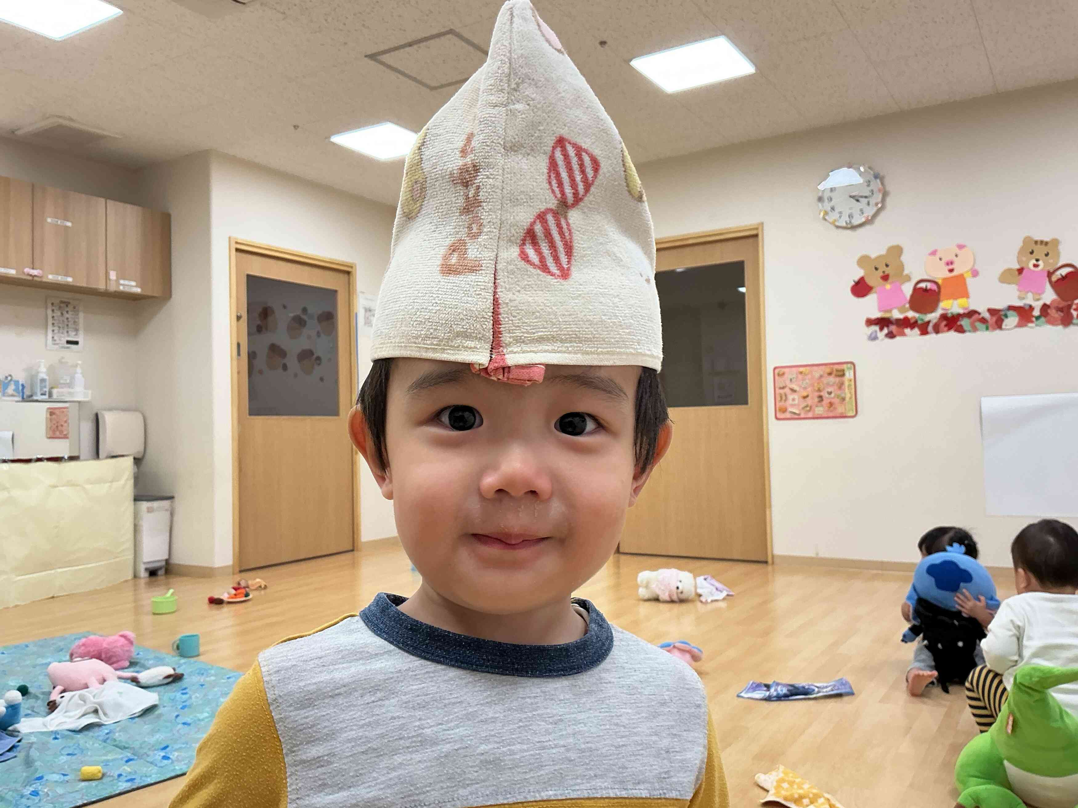 みてみて！帽子被ったよ！