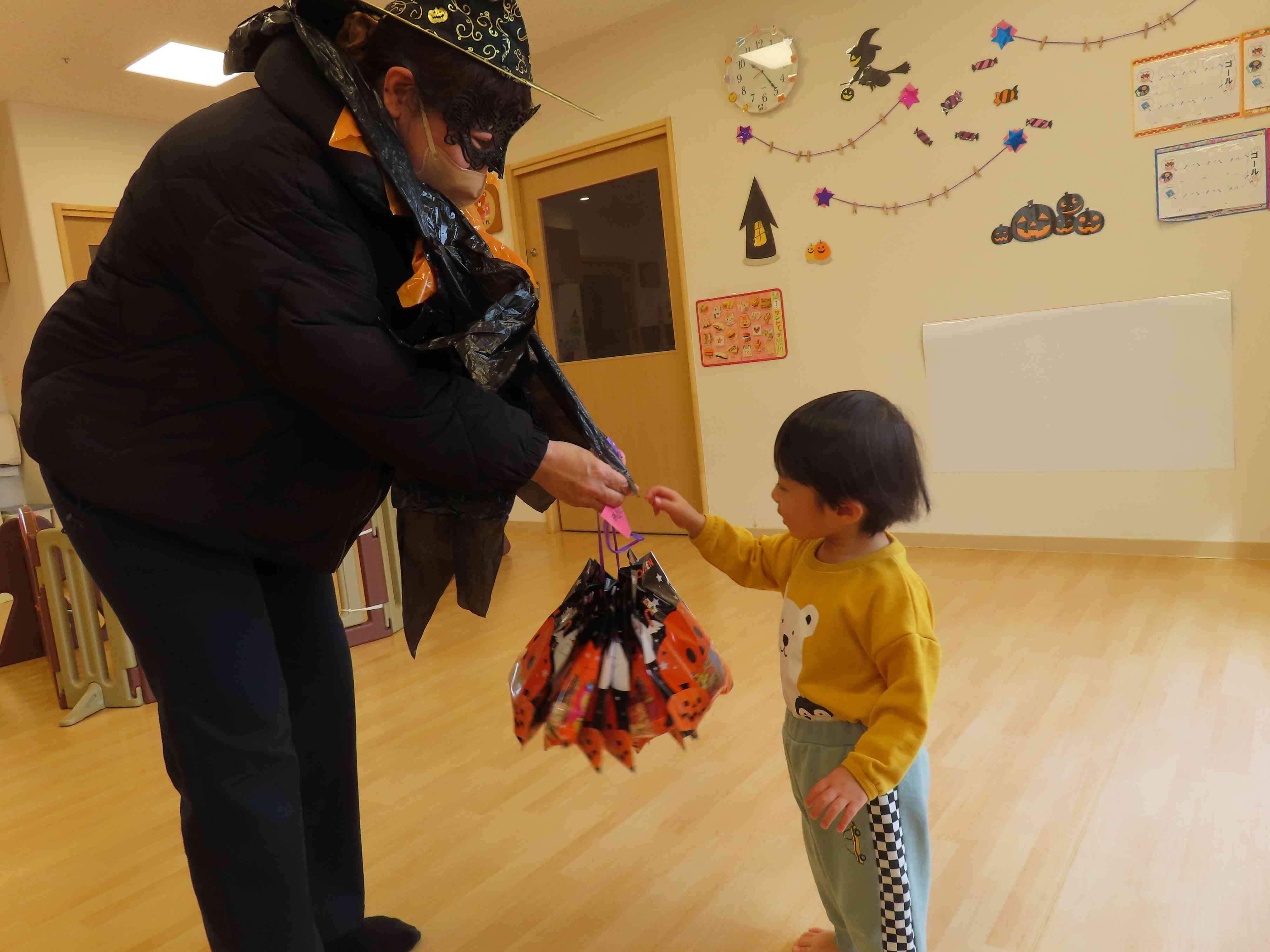 お菓子もらったよ