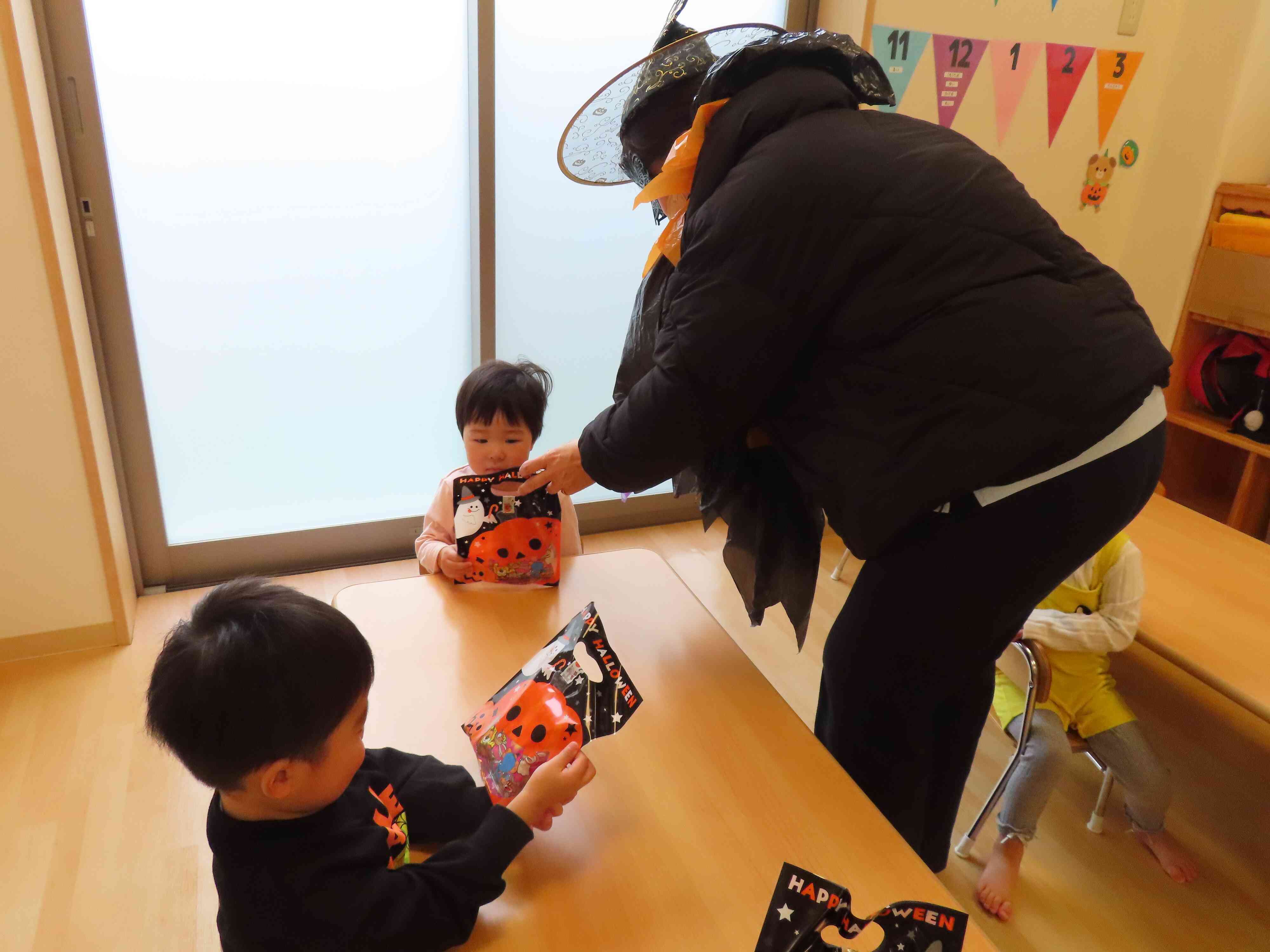 魔女からお菓子もらったよ