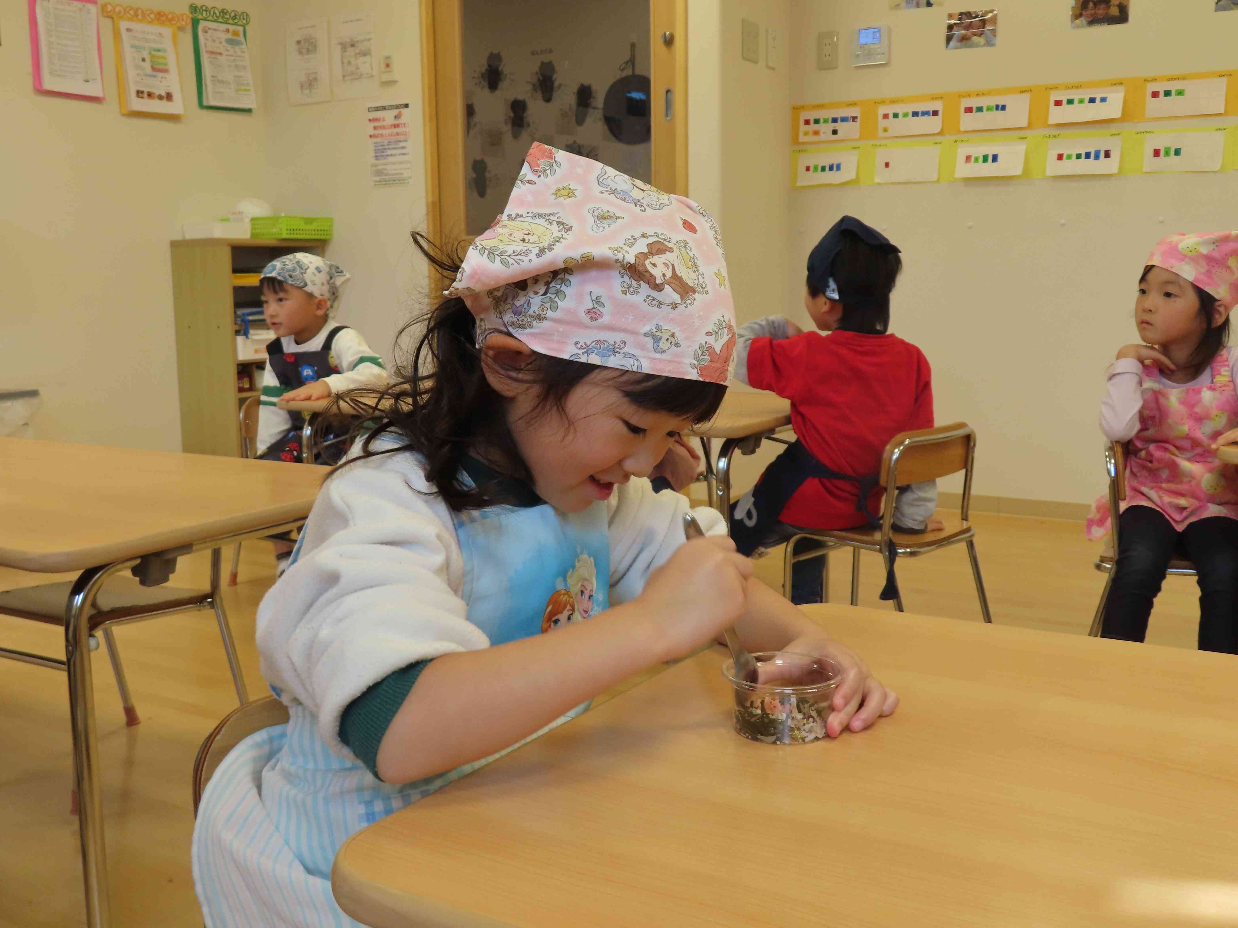 入れ終わったら、混ぜます