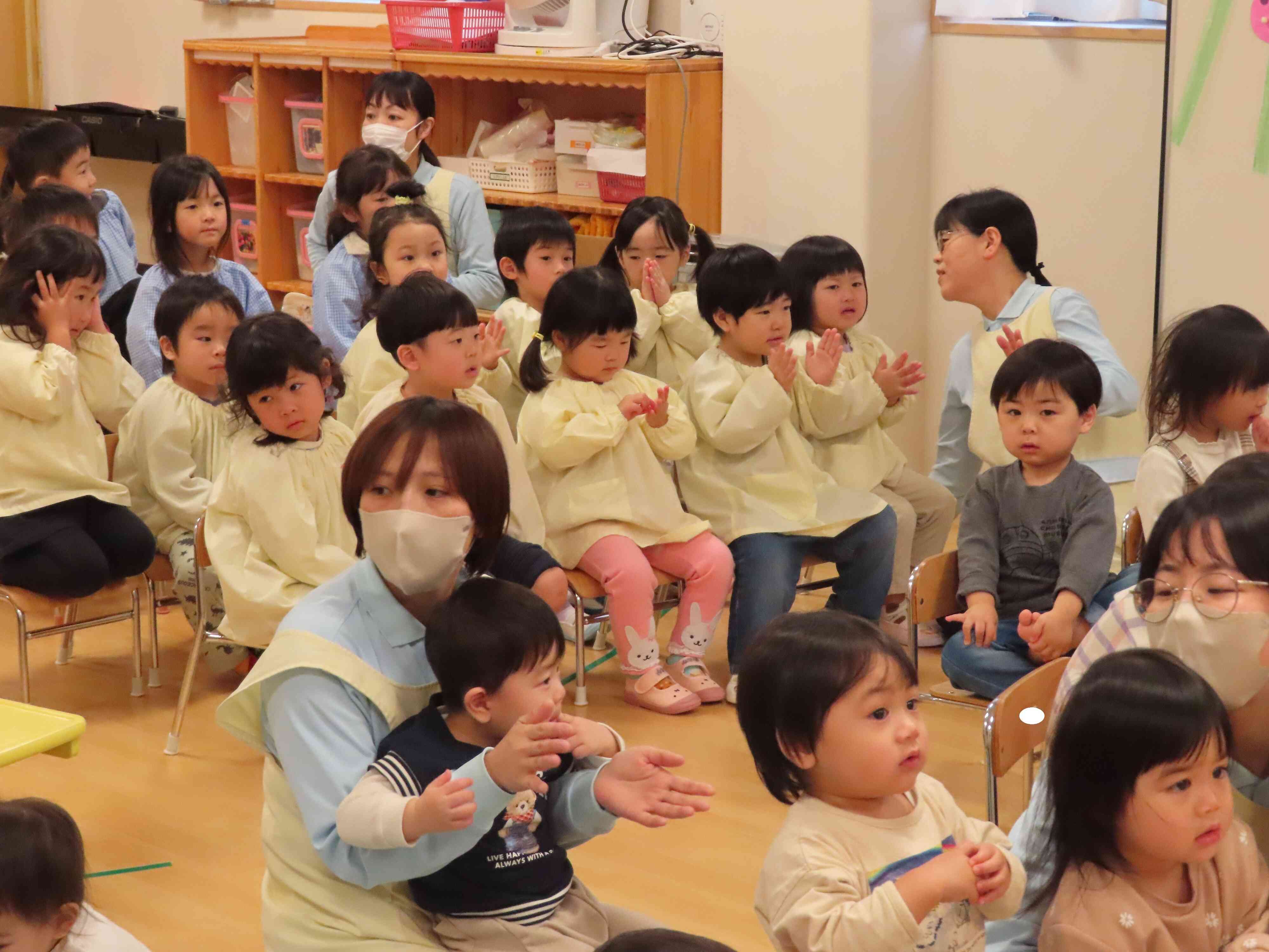 「はたらくくるま」元気に歌いました。