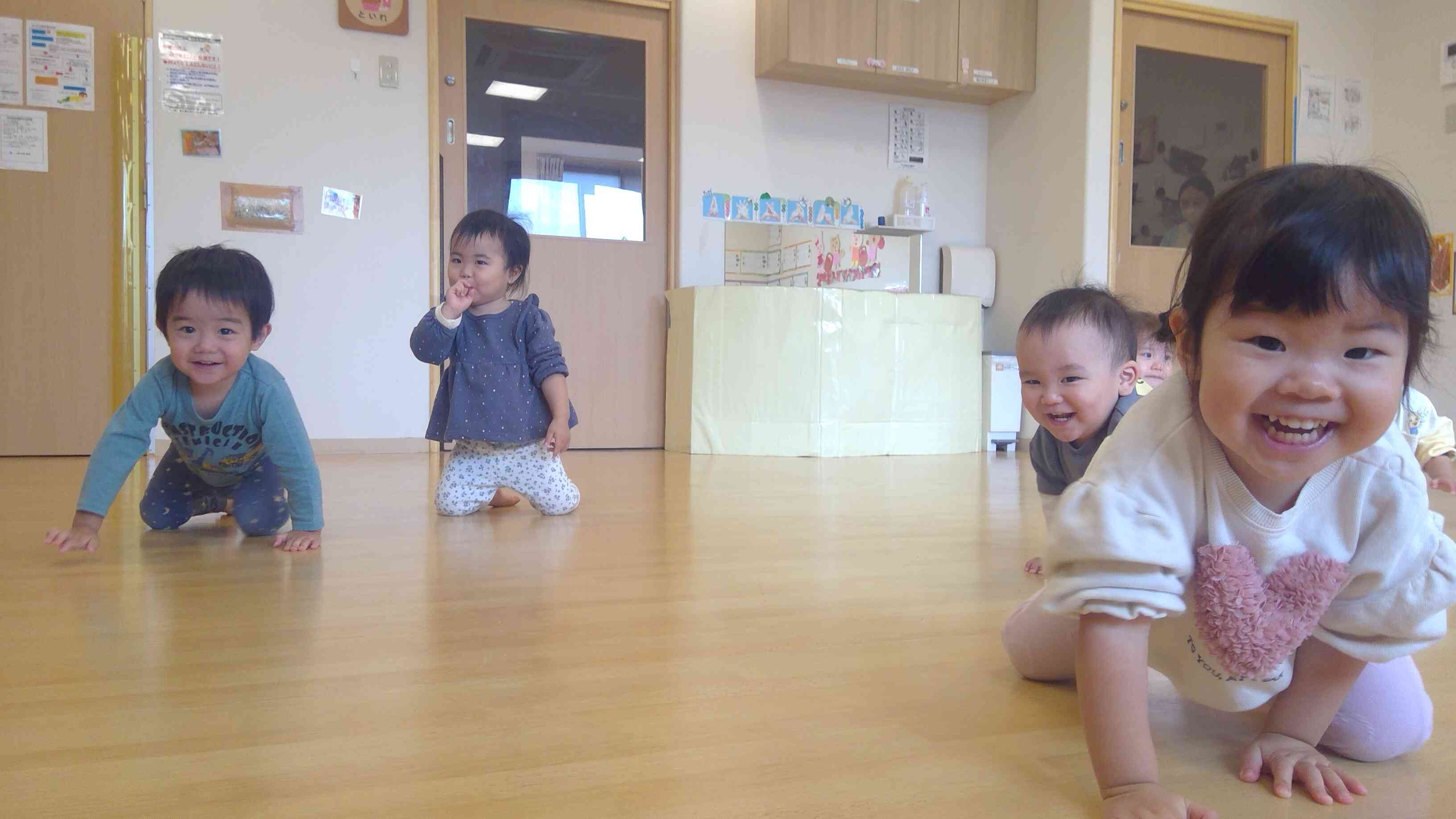 みんなでハイハイ！たのしー！