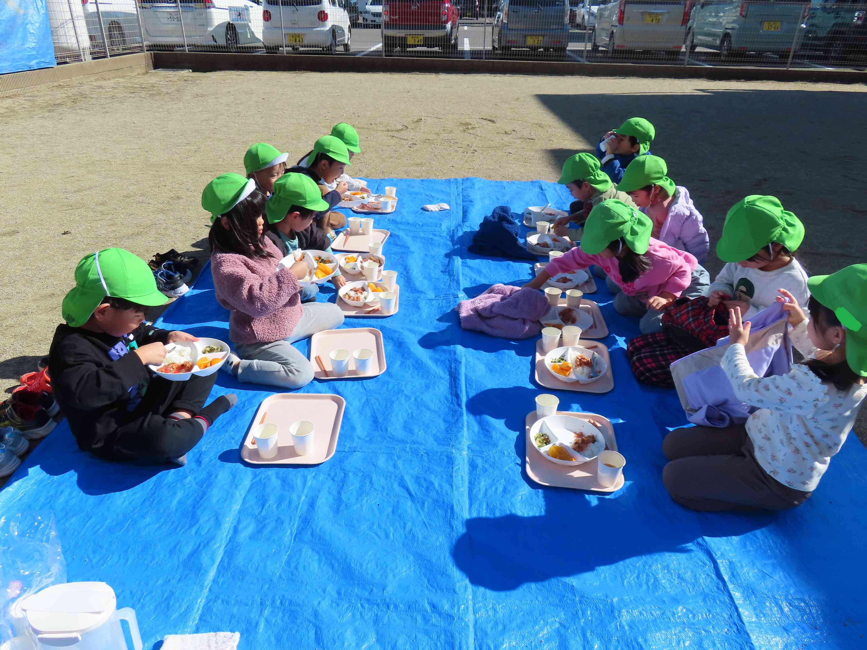 園庭で給食を食べました！